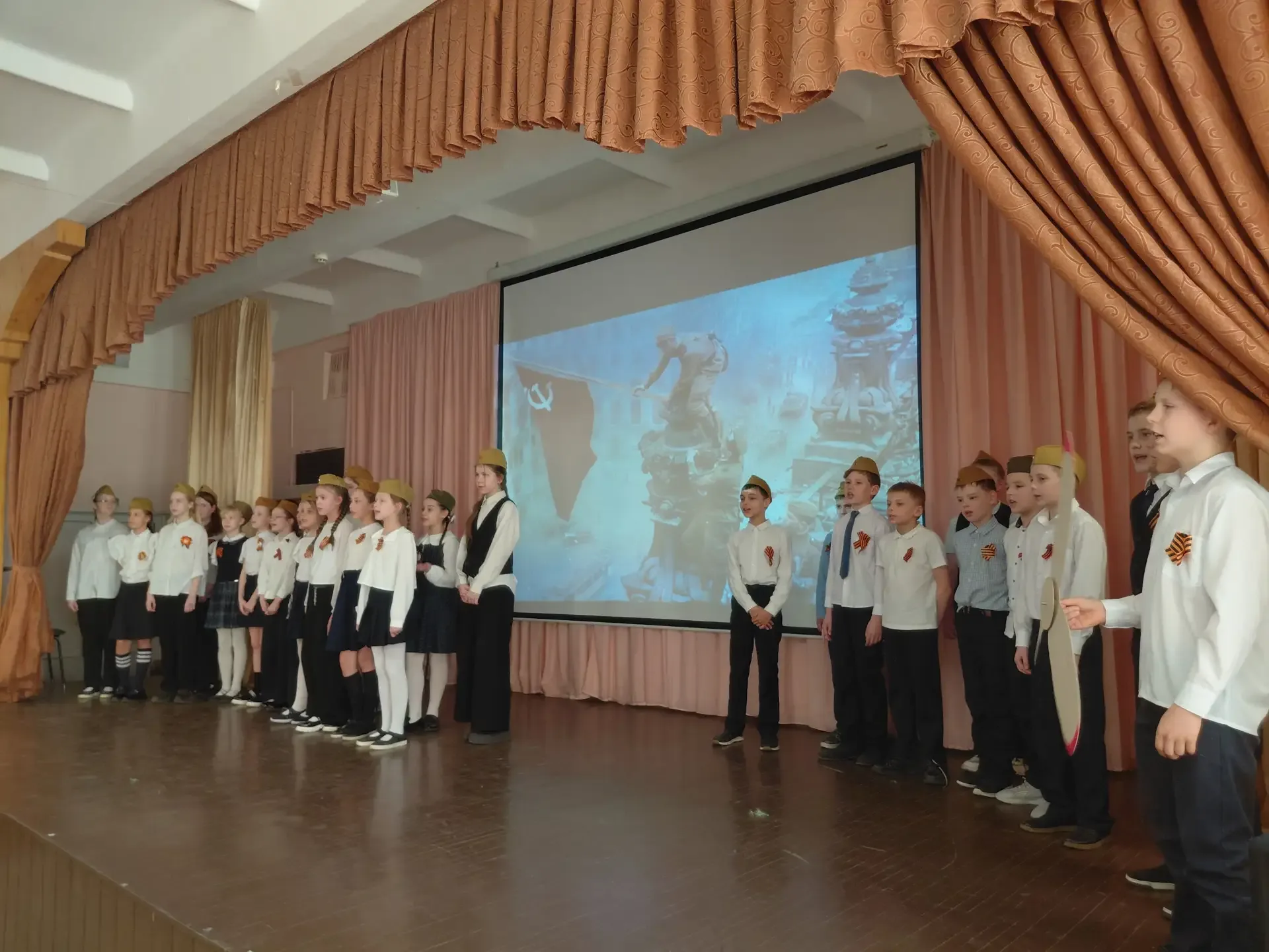 В честь празднования Дня Победы ученики 3-х, 4-х, 5-х и 6-х классов приняли участие в масштабном Фес