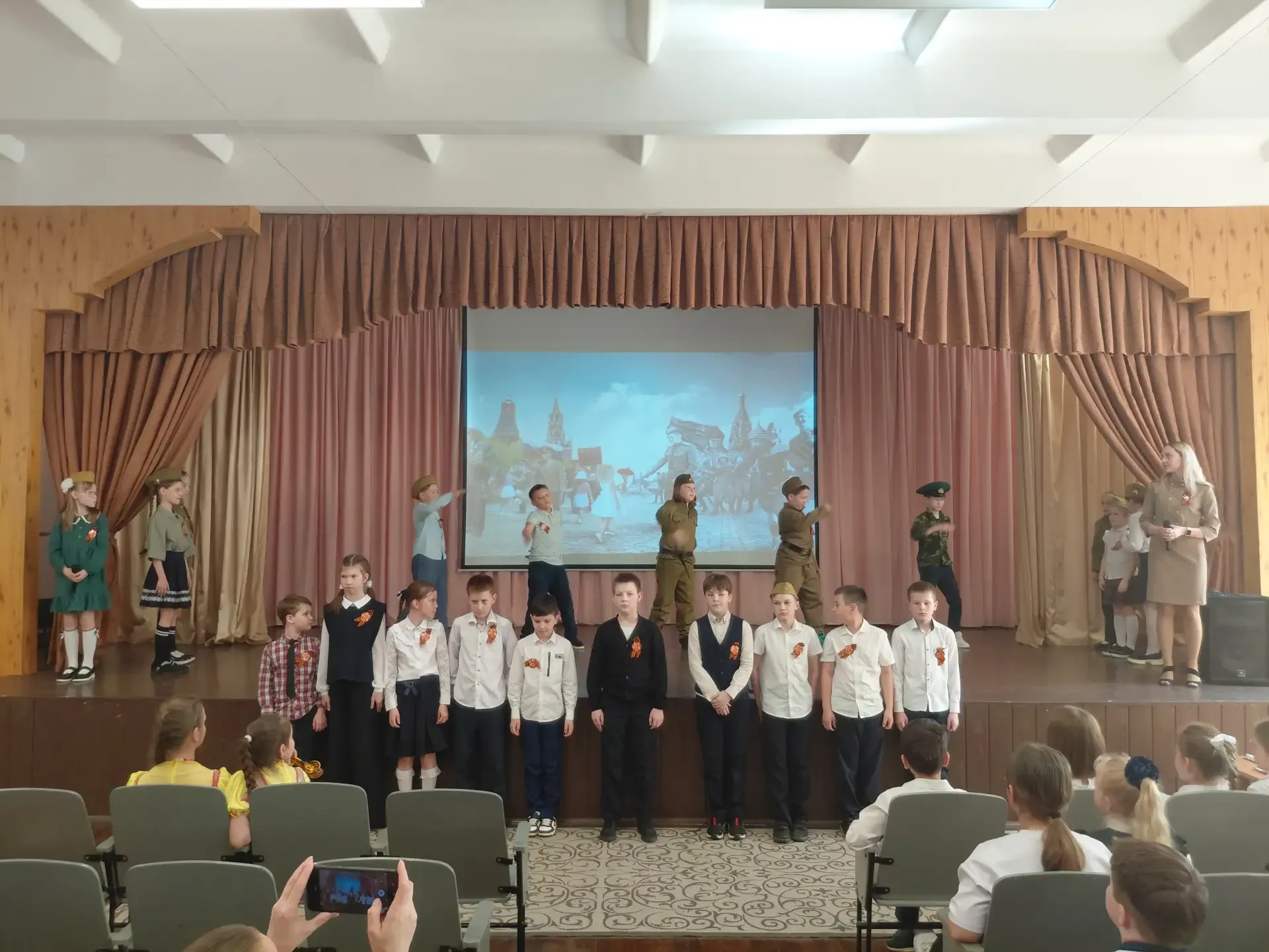 В честь празднования Дня Победы ученики 3-х, 4-х, 5-х и 6-х классов приняли участие в масштабном Фес