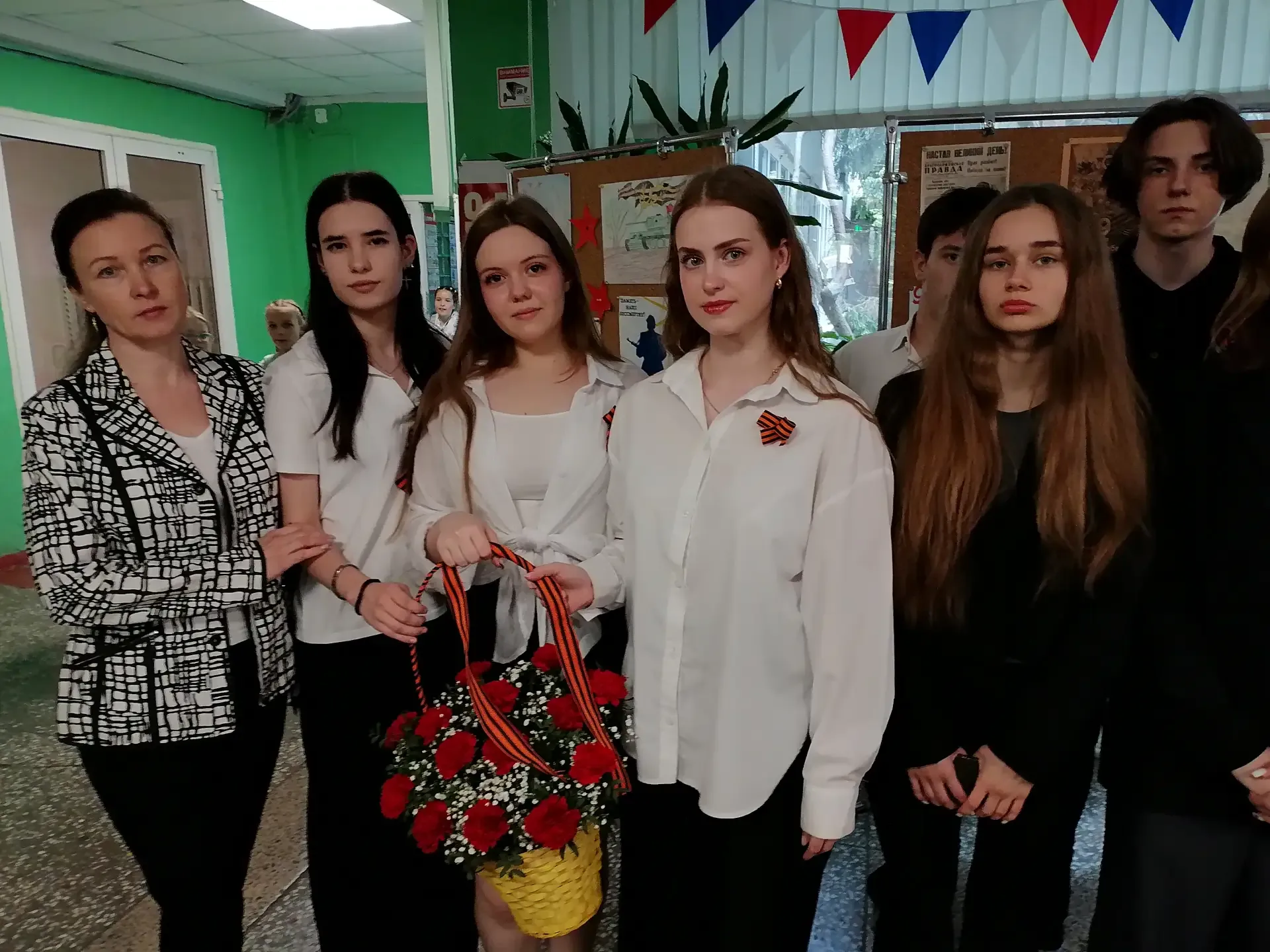 Светлая память героям: школьники возложили цветы в канун Дня Победы 🕊️🌹 8 мая в нашей школе прошло г