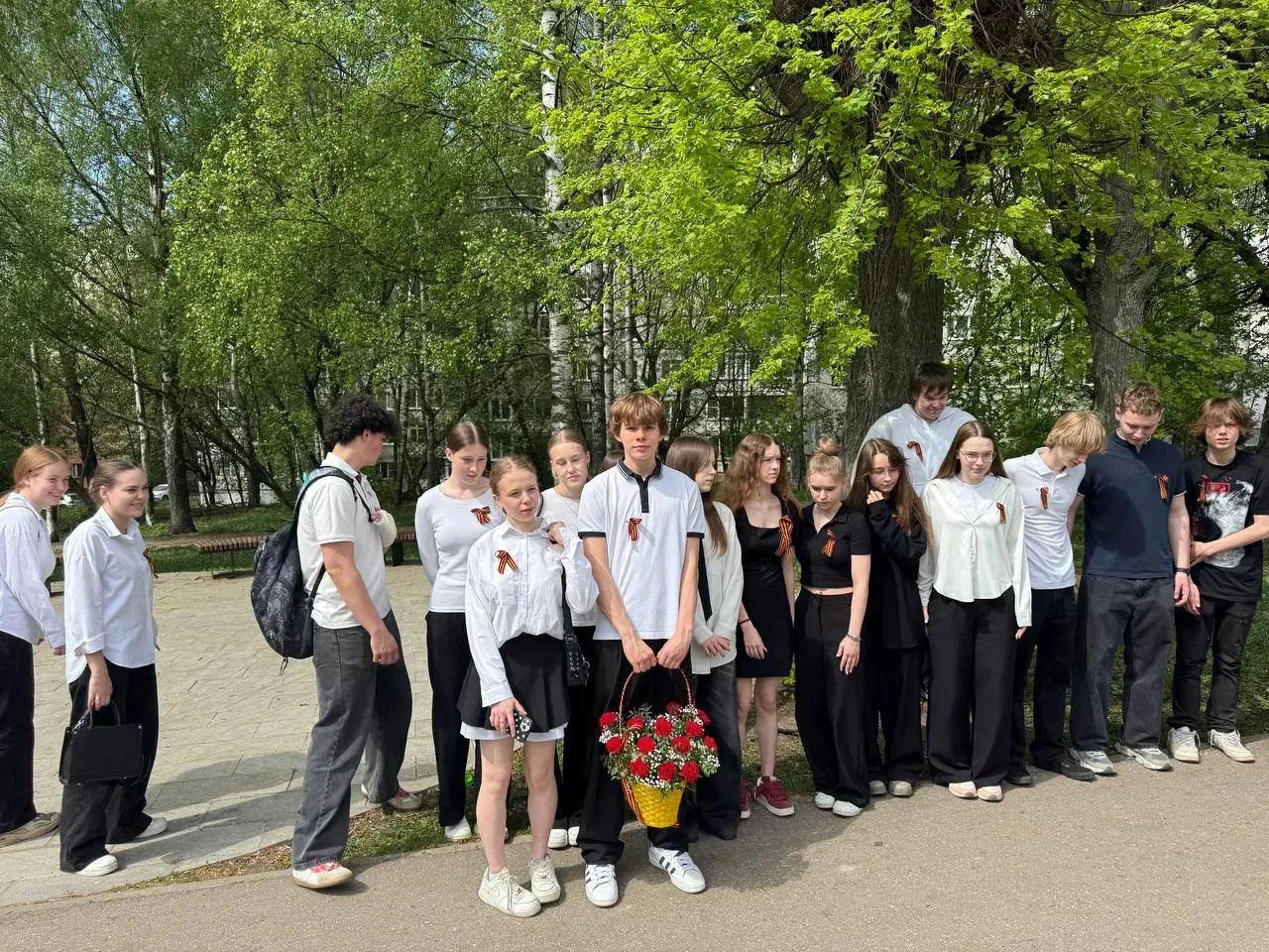 Светлая память героям: школьники возложили цветы в канун Дня Победы 🕊️🌹 8 мая в нашей школе прошло г