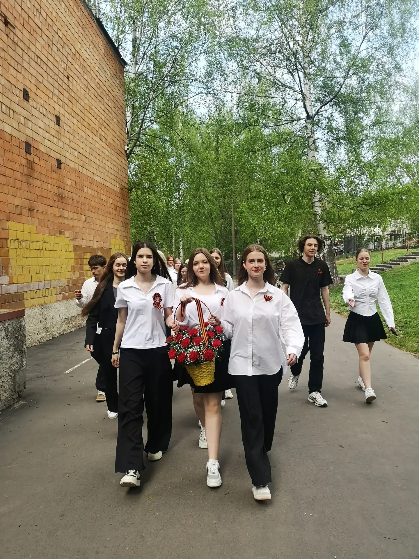Светлая память героям: школьники возложили цветы в канун Дня Победы 🕊️🌹 8 мая в нашей школе прошло г