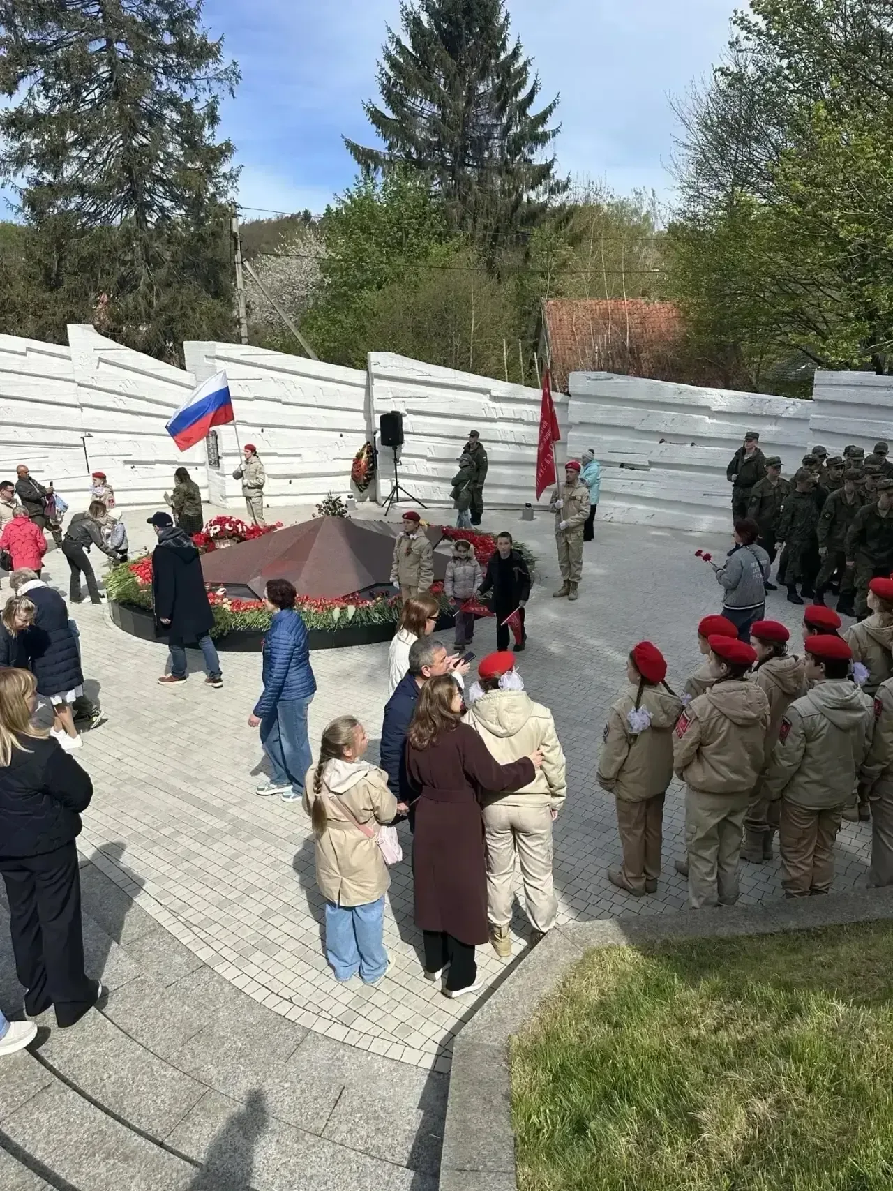 Бессмертная память героев   9 мая ученики 3А и 1Б классов почтили подвиг советских воинов, погибших 