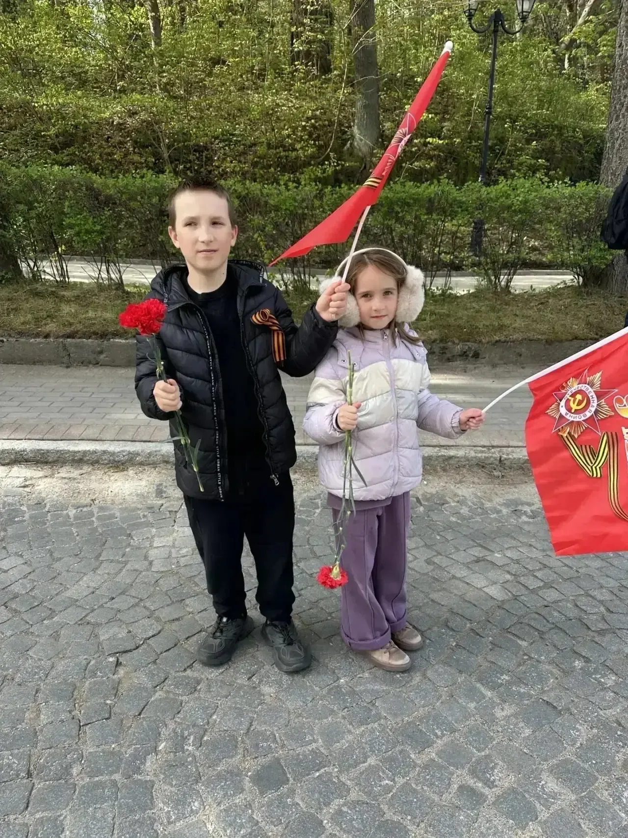 Бессмертная память героев   9 мая ученики 3А и 1Б классов почтили подвиг советских воинов, погибших 