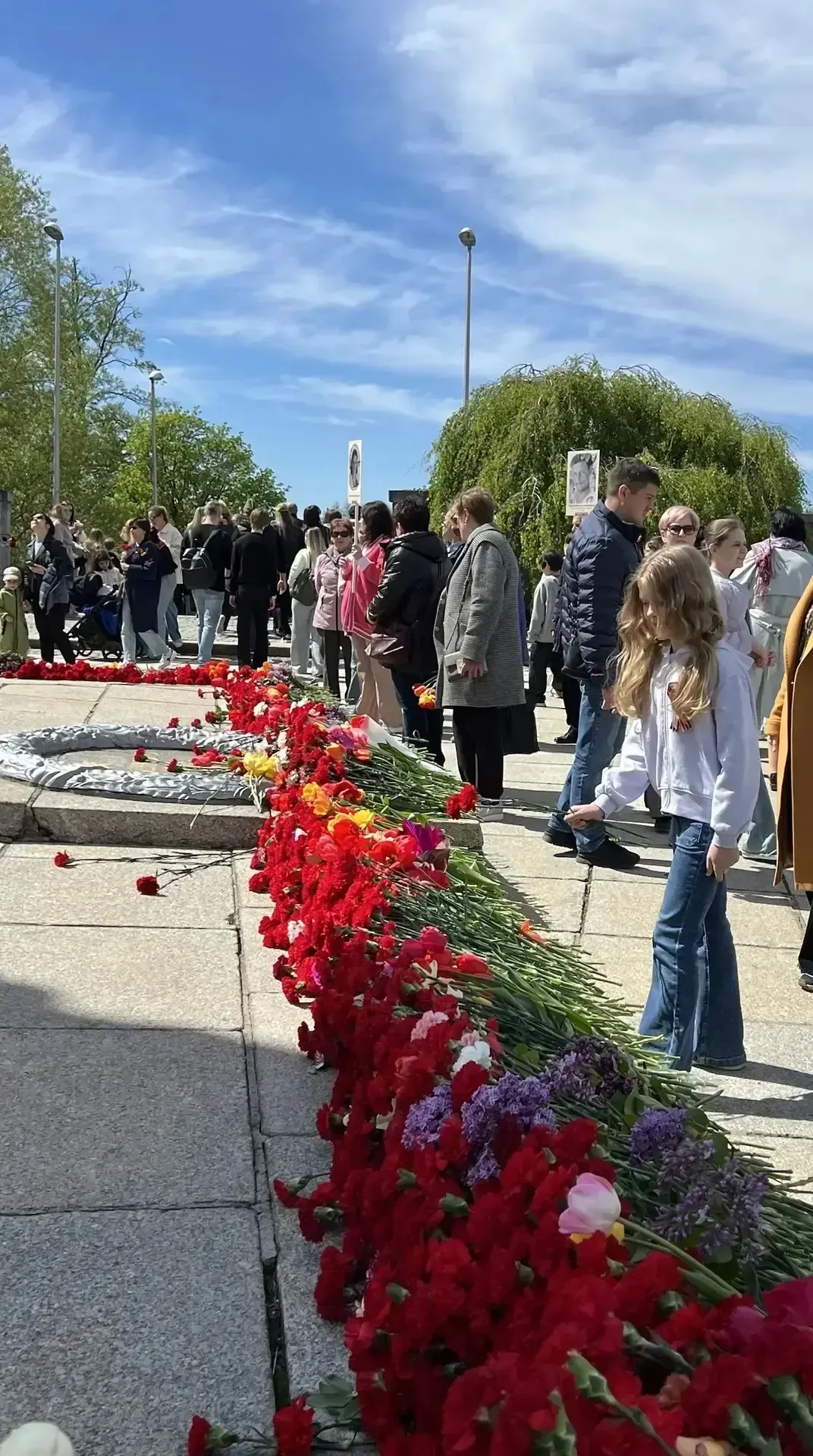 Бессмертная память героев   9 мая ученики 3А и 1Б классов почтили подвиг советских воинов, погибших 