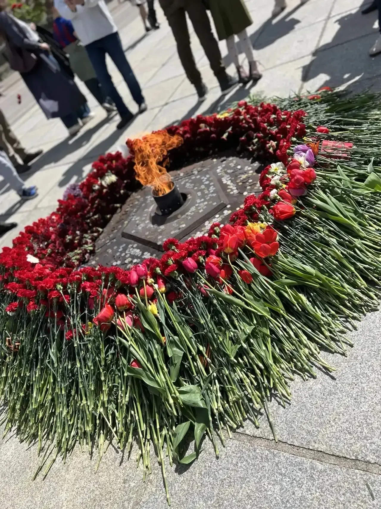 Бессмертная память героев   9 мая ученики 3А и 1Б классов почтили подвиг советских воинов, погибших 