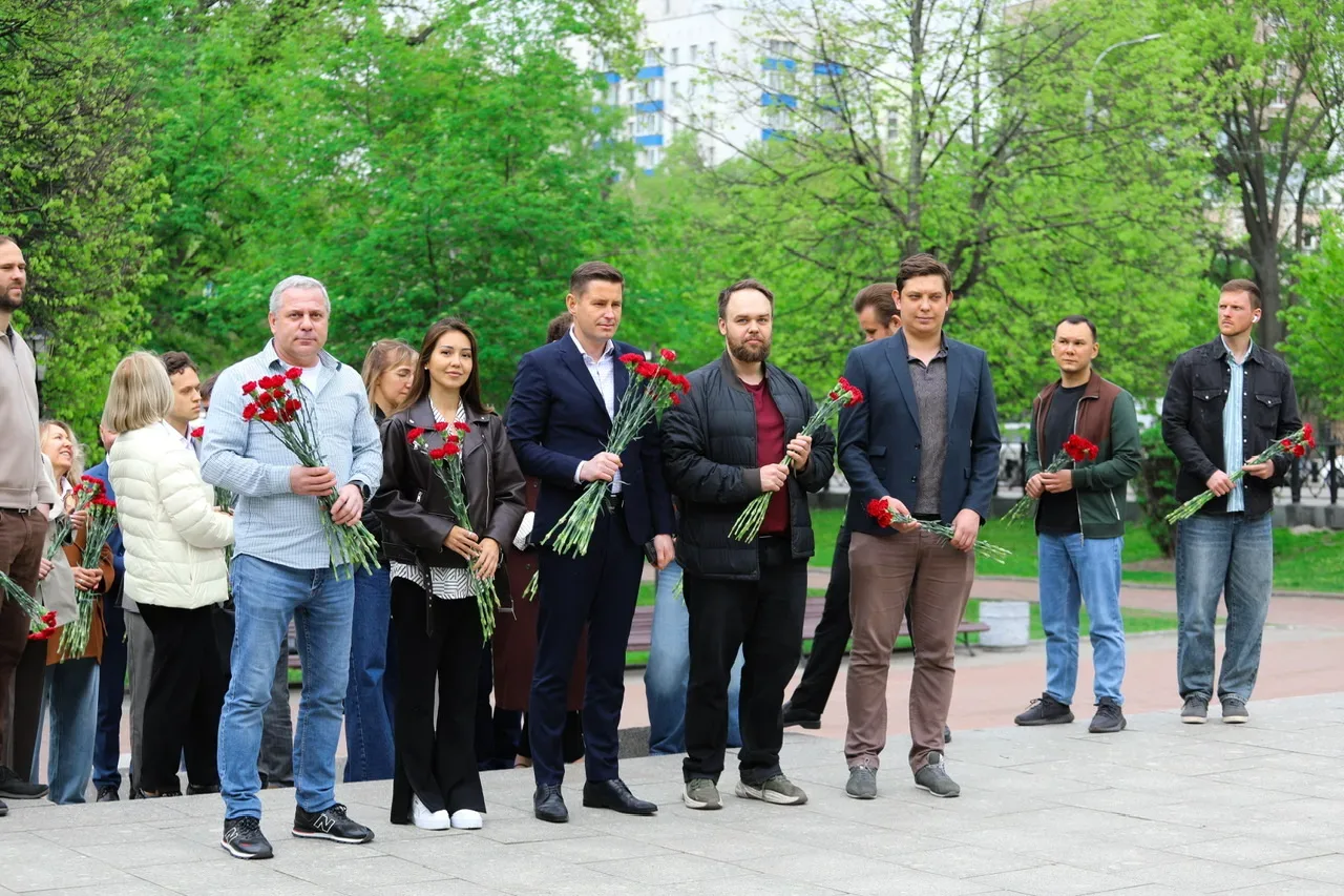 🇷🇺 Сотрудники Департамента финансов Москвы почтили память героев   Сегодня, накануне 9 мая, коллекти