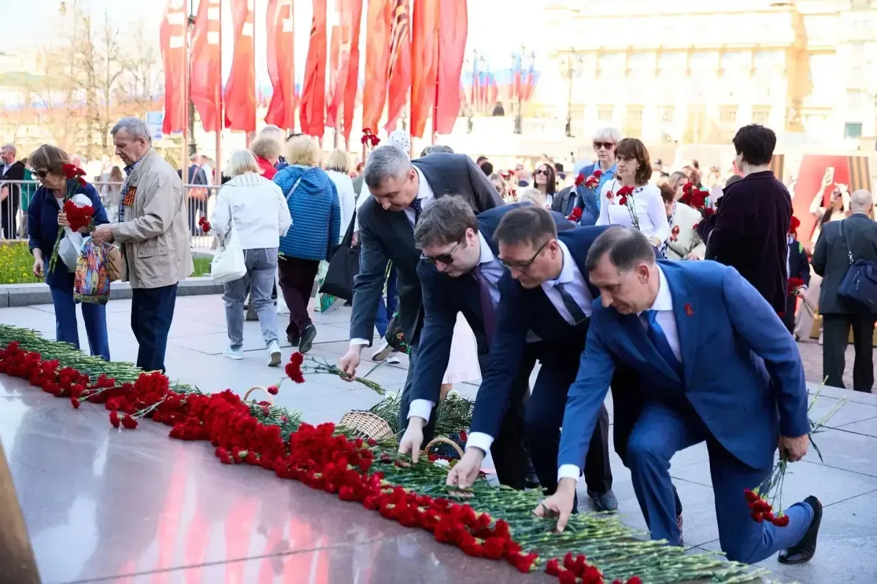 Делегация «Т Плюс» приняла участие в церемонии возложения цветов к Могиле Неизвестного солдата в Але