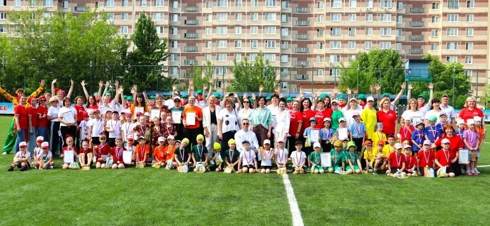 Сегодня на футбольном поле школы №11 царила атмосфера радости, спортивного задора и мастерства. Кома