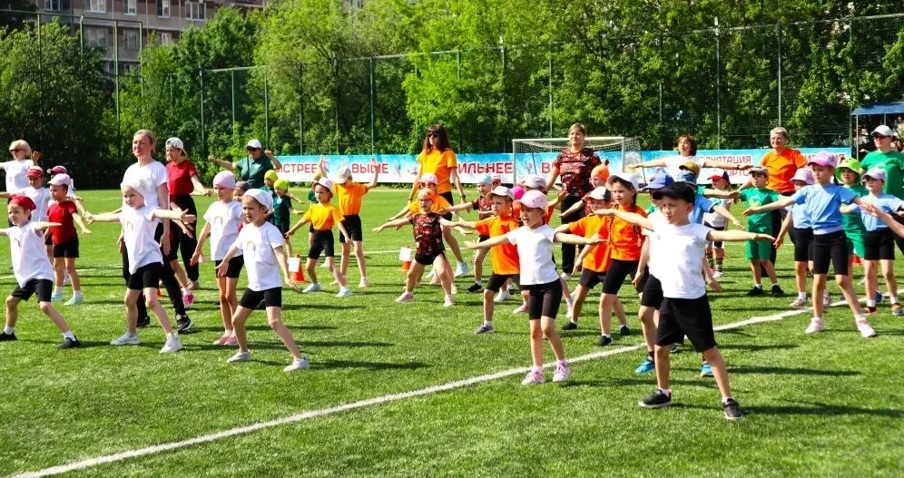 Сегодня на футбольном поле школы №11 царила атмосфера радости, спортивного задора и мастерства. Кома