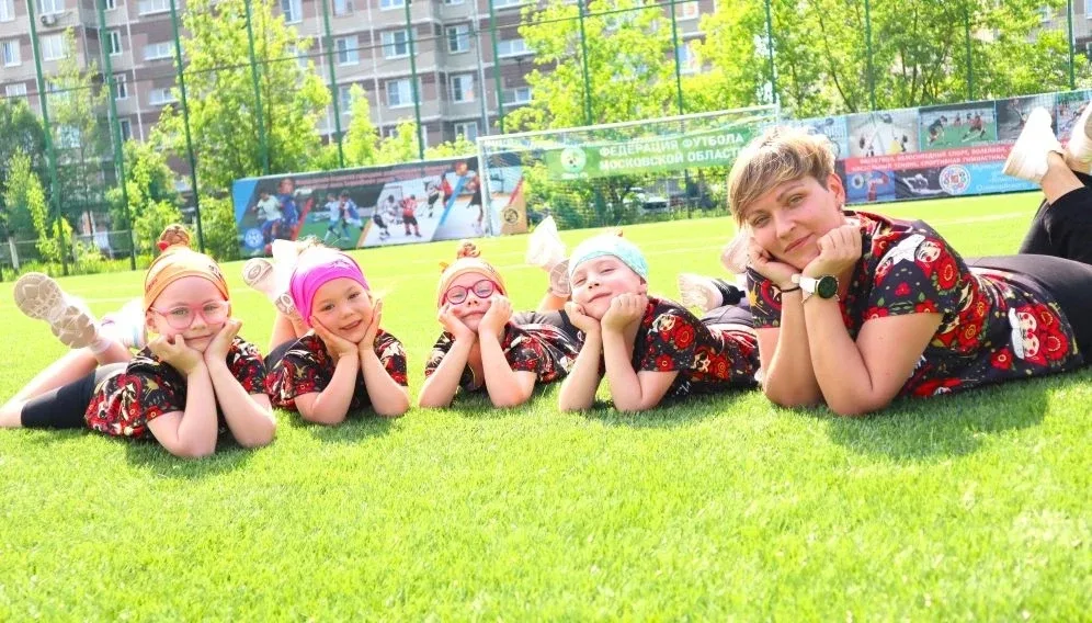 Сегодня на футбольном поле школы №11 царила атмосфера радости, спортивного задора и мастерства. Кома