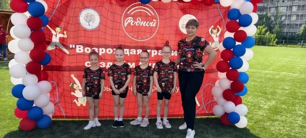 Сегодня на футбольном поле школы №11 царила атмосфера радости, спортивного задора и мастерства. Кома
