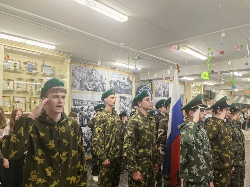 ⚡️📝РАЗГОВОРЫ О ВАЖНОМ  🇷🇺 Утро понедельника в нашем лицее традиционно началось с торжественной линей