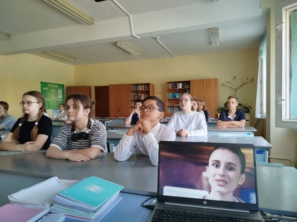 ⚡️📝РАЗГОВОРЫ О ВАЖНОМ  🇷🇺 Утро понедельника в нашем лицее традиционно началось с торжественной линей