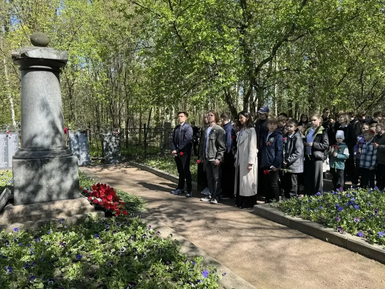 🇷🇺Помним и гордимся   🇷🇺В преддверии Дня Победы администрация, педагоги и обучающиеся школы почтили 