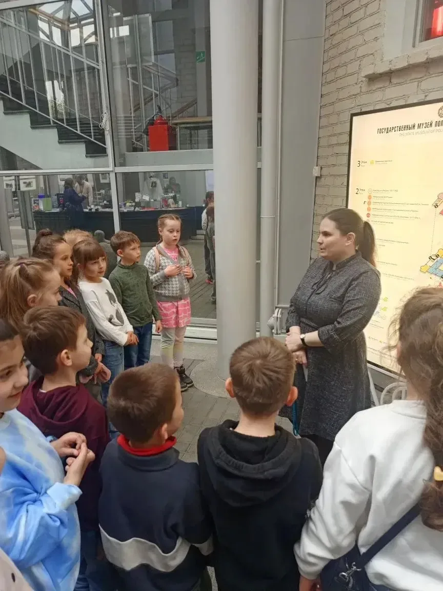🎒 Кто хочет на урок в XIX век?  📱Ваши дети с трудом представляют школу без планшетов и интернета? По
