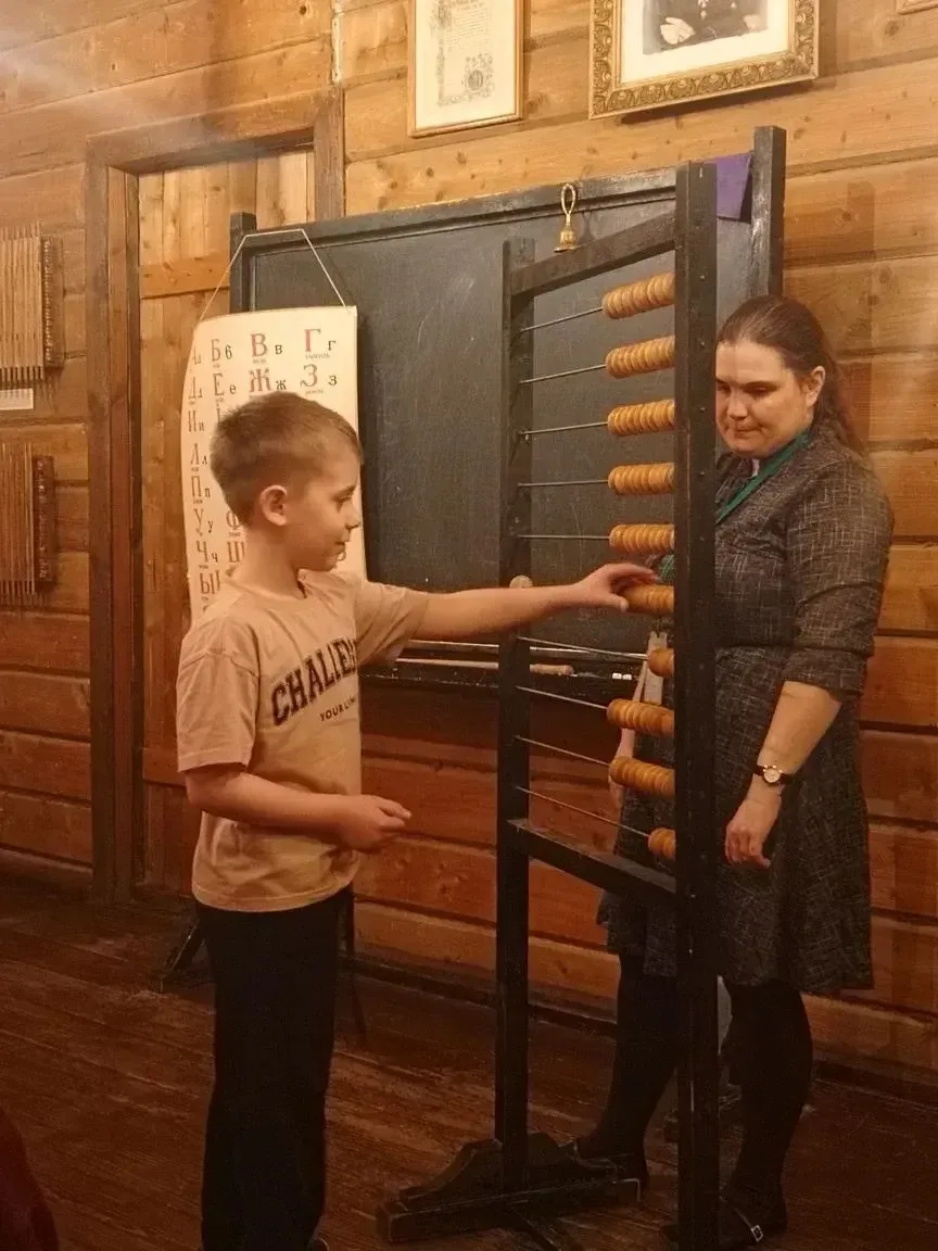 🎒 Кто хочет на урок в XIX век?  📱Ваши дети с трудом представляют школу без планшетов и интернета? По