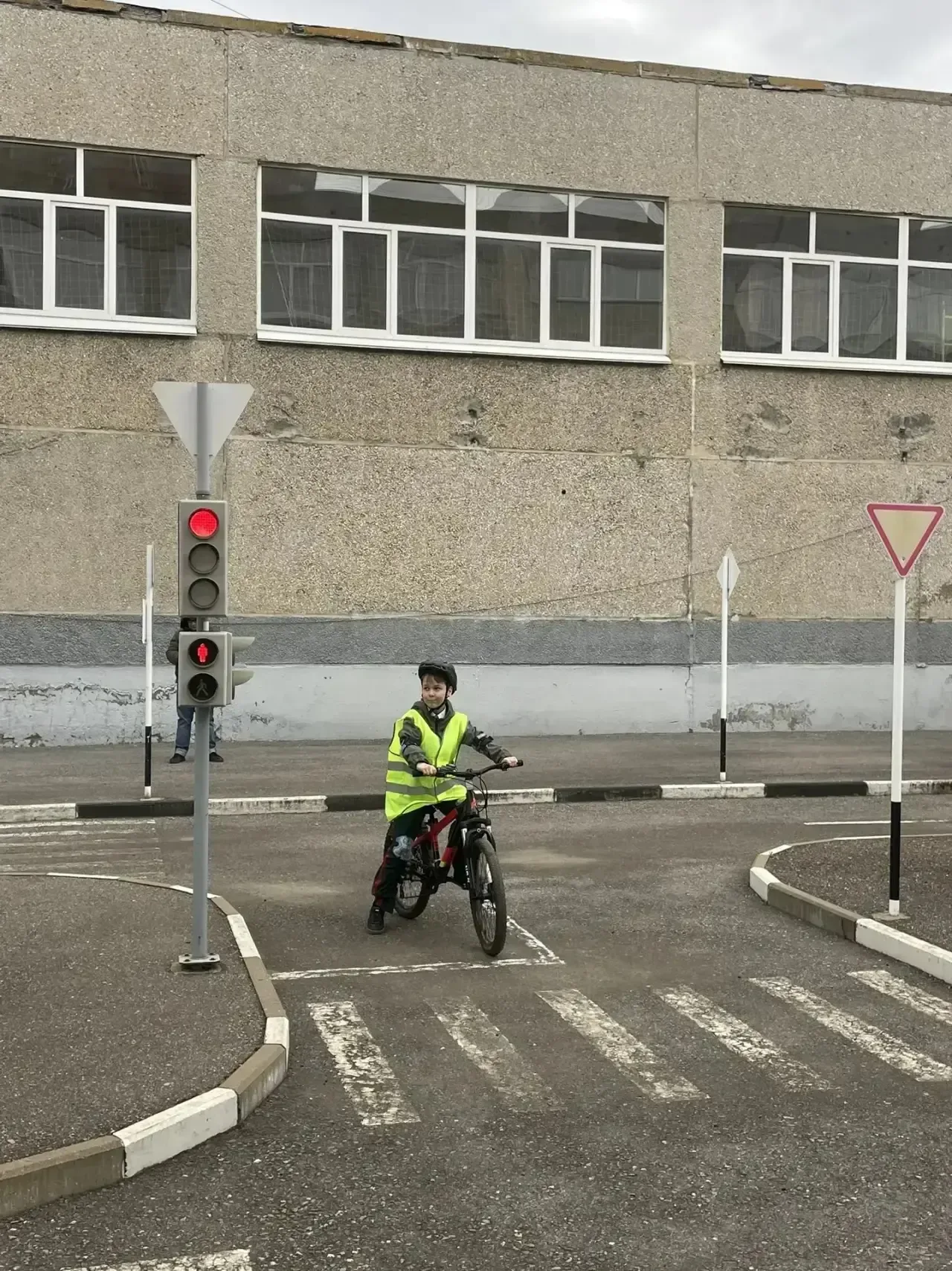 🚦 «Безопасное колесо – 2026»: наши в деле!  Сегодня команда ЮИД из 3 «В» класса приняла участие в го