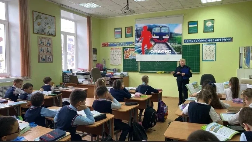 Продолжаем цикл бесед по безопасности дорожного движения 🚦  В нашей школе прошла очередная встреча с