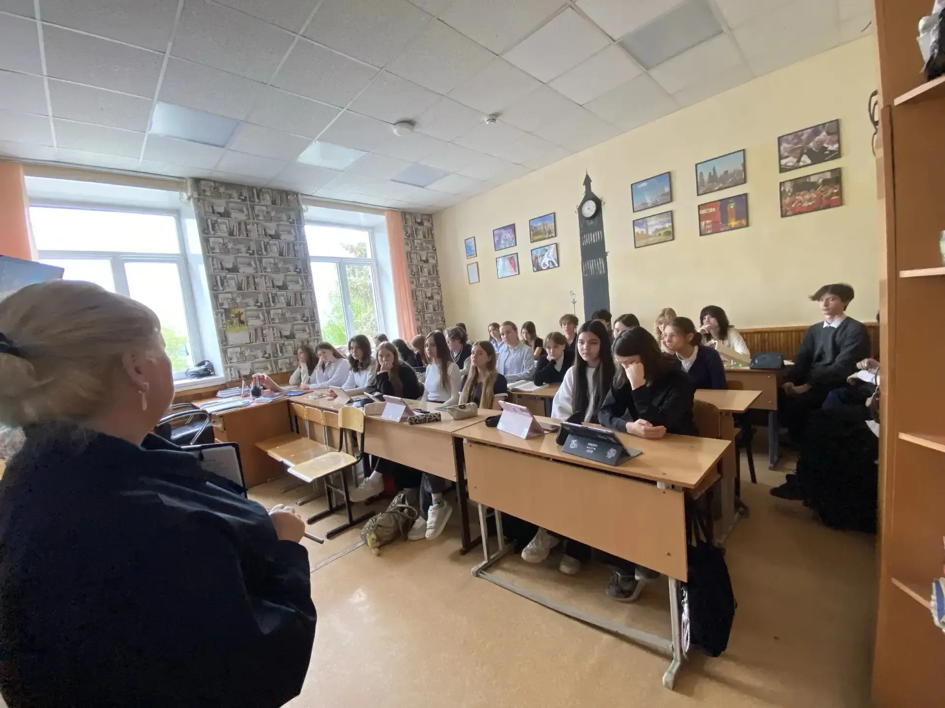 Продолжаем цикл бесед по безопасности дорожного движения 🚦  В нашей школе прошла очередная встреча с