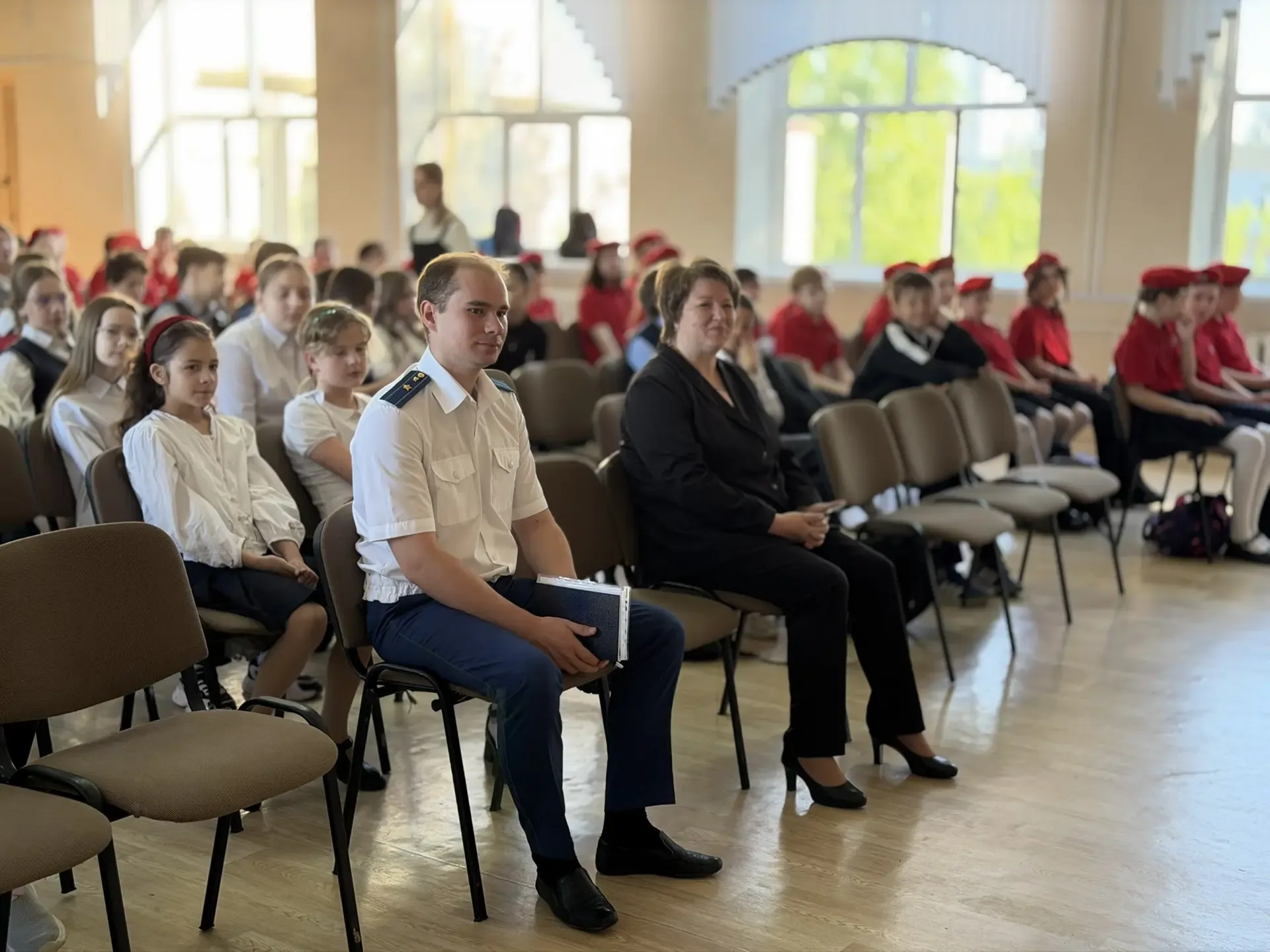 После торжественной линейки для параллели 5-х классов прошли «Разговоры о важном», посвящённые теме: