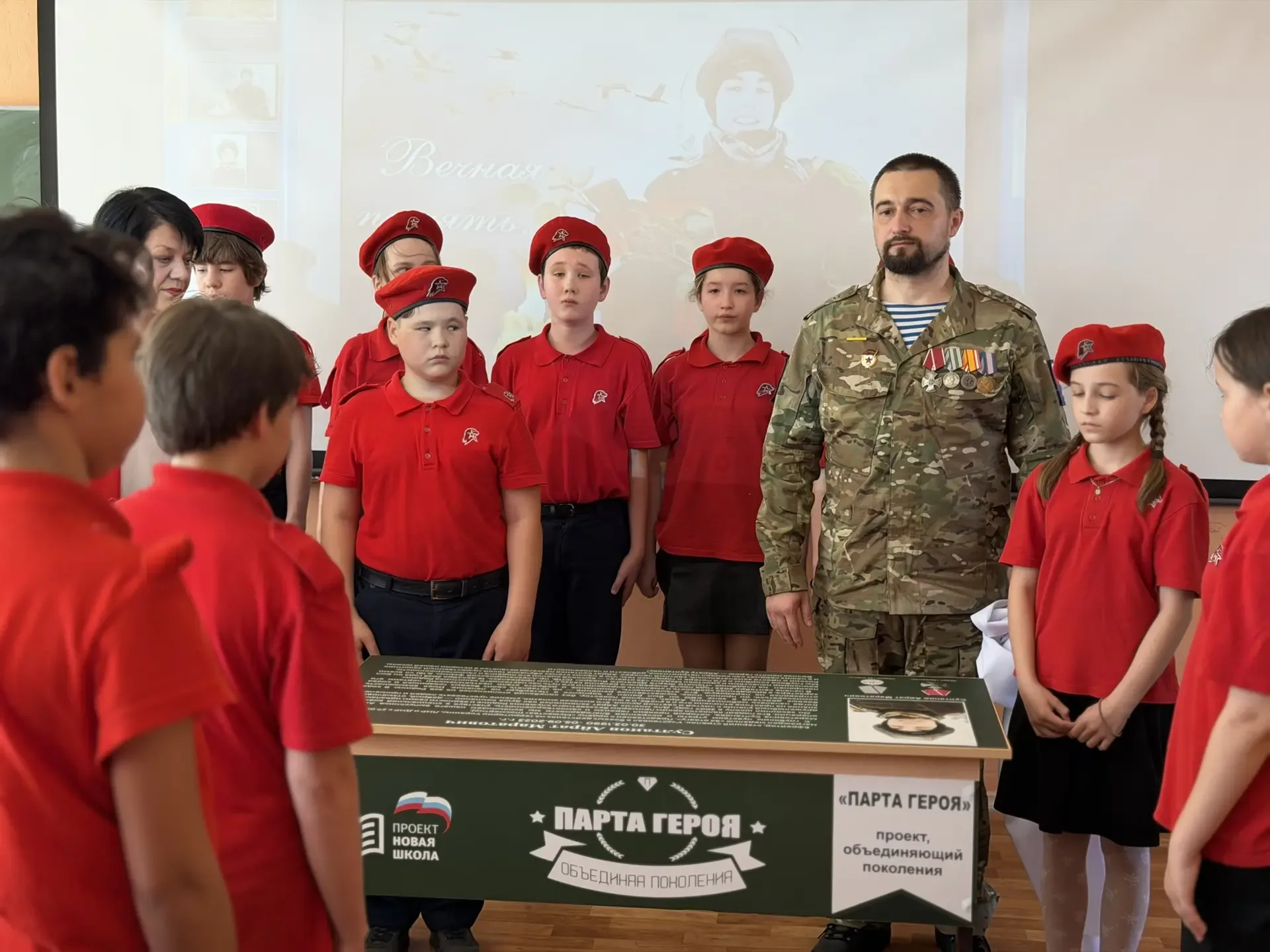 В нашей школе открыта «Парта Героя» в честь выпускника Айрата Султанова ⭐️  Сегодня в нашей школе пр