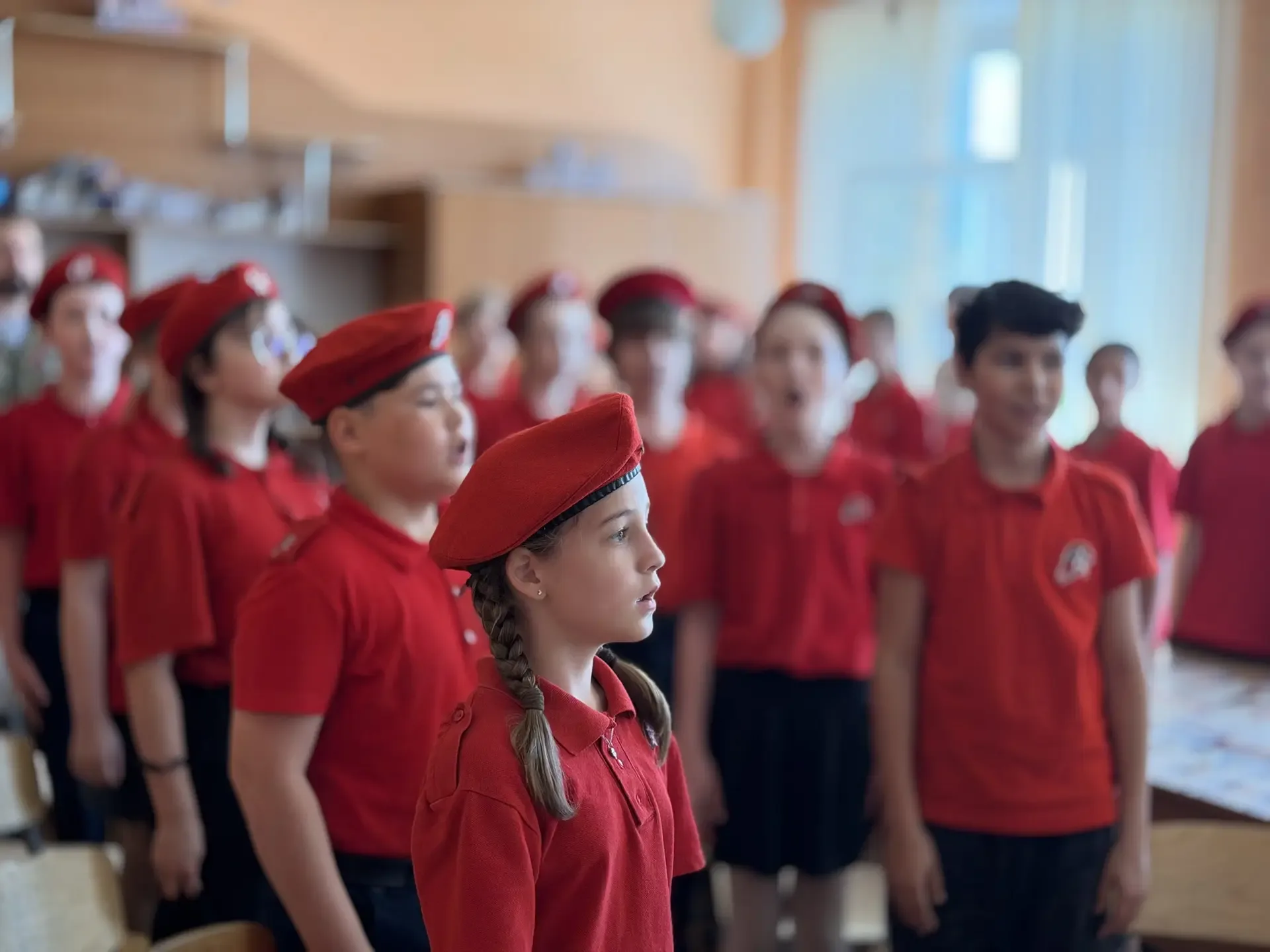 В нашей школе открыта «Парта Героя» в честь выпускника Айрата Султанова ⭐️  Сегодня в нашей школе пр