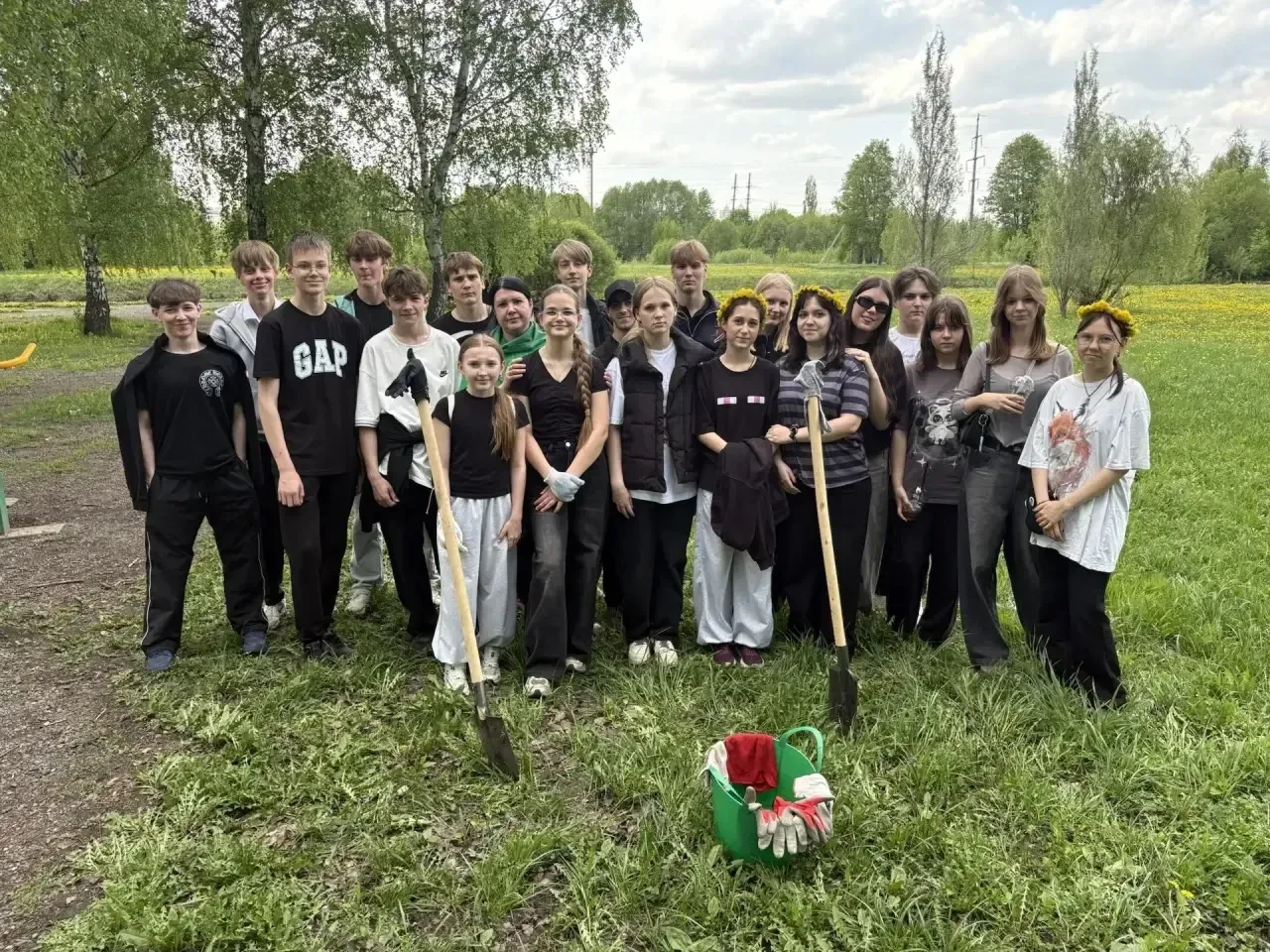 Сегодня наши экоактивисты вместе с #ДЭО_Зелëный_мир с энтузиазмом приняли участие в субботнике в Эко
