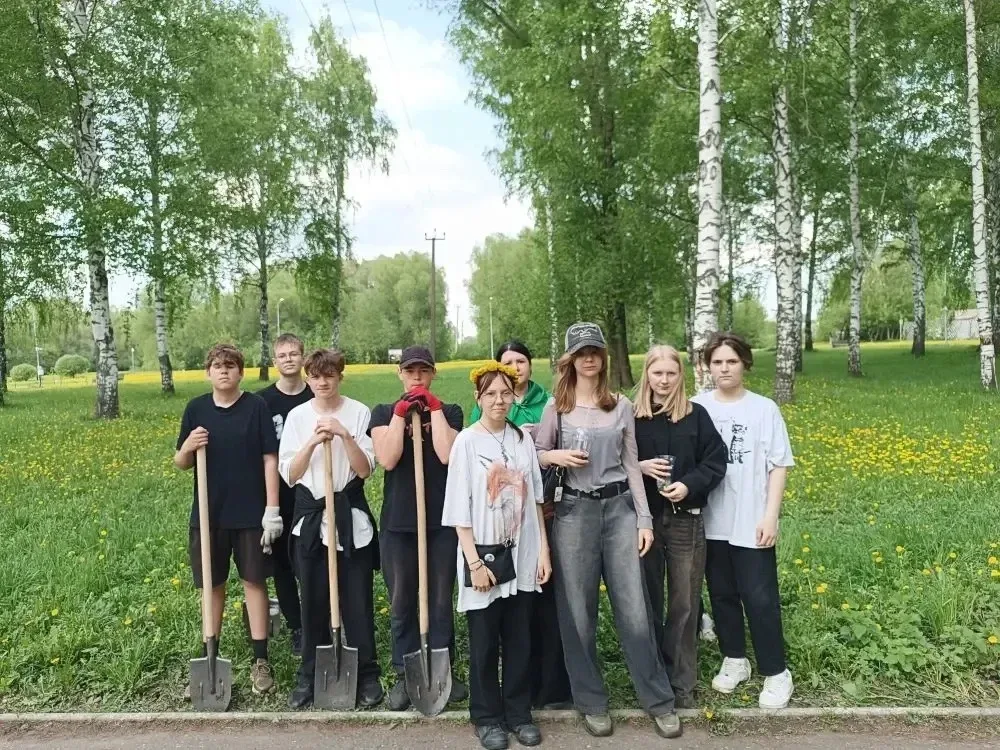 Сегодня наши экоактивисты вместе с #ДЭО_Зелëный_мир с энтузиазмом приняли участие в субботнике в Эко