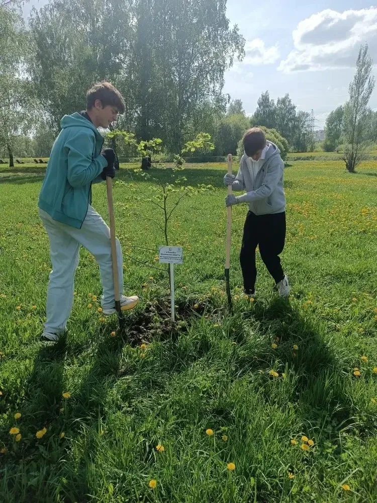 Сегодня наши экоактивисты вместе с #ДЭО_Зелëный_мир с энтузиазмом приняли участие в субботнике в Эко