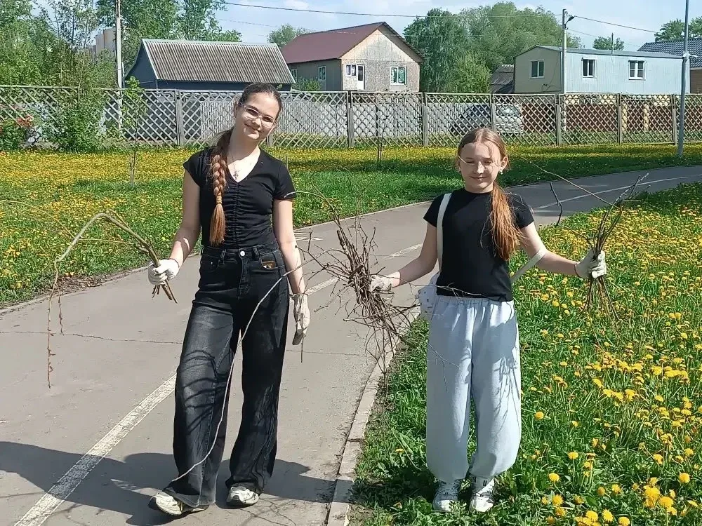 Сегодня наши экоактивисты вместе с #ДЭО_Зелëный_мир с энтузиазмом приняли участие в субботнике в Эко