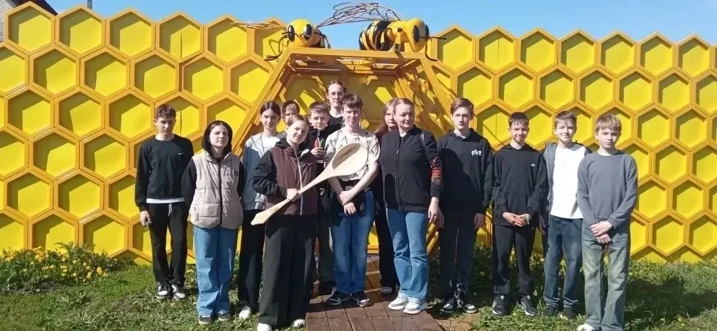 🍯Ученики 6 «Б» и 7 «Б» на экскурсии:  1) Ребята узнали все секреты пчелиного царства на пасеке. Увид