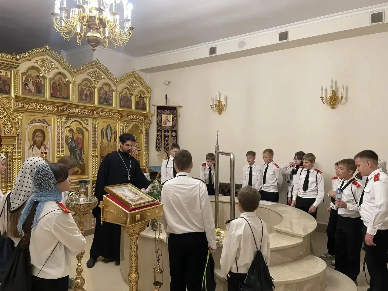 🇷🇺Кадеты 5А класса посетили собор Ушакова. Им провели экскурсию, рассказали историю строительства, д