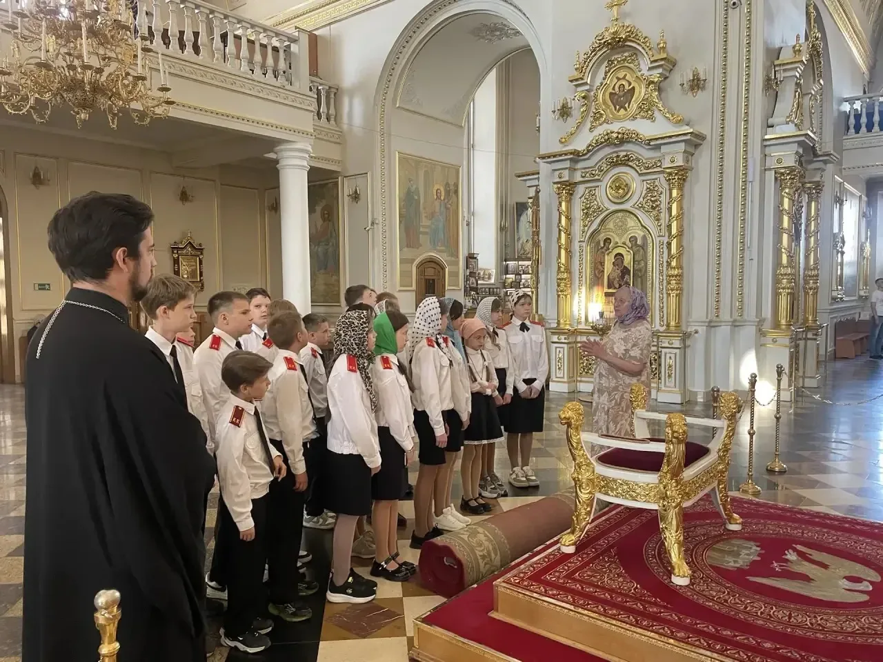 🇷🇺Кадеты 5А класса посетили собор Ушакова. Им провели экскурсию, рассказали историю строительства, д