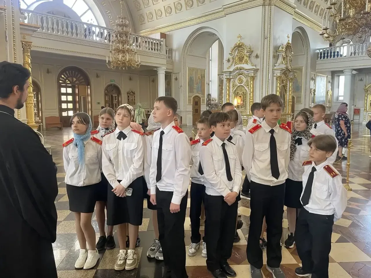 🇷🇺Кадеты 5А класса посетили собор Ушакова. Им провели экскурсию, рассказали историю строительства, д