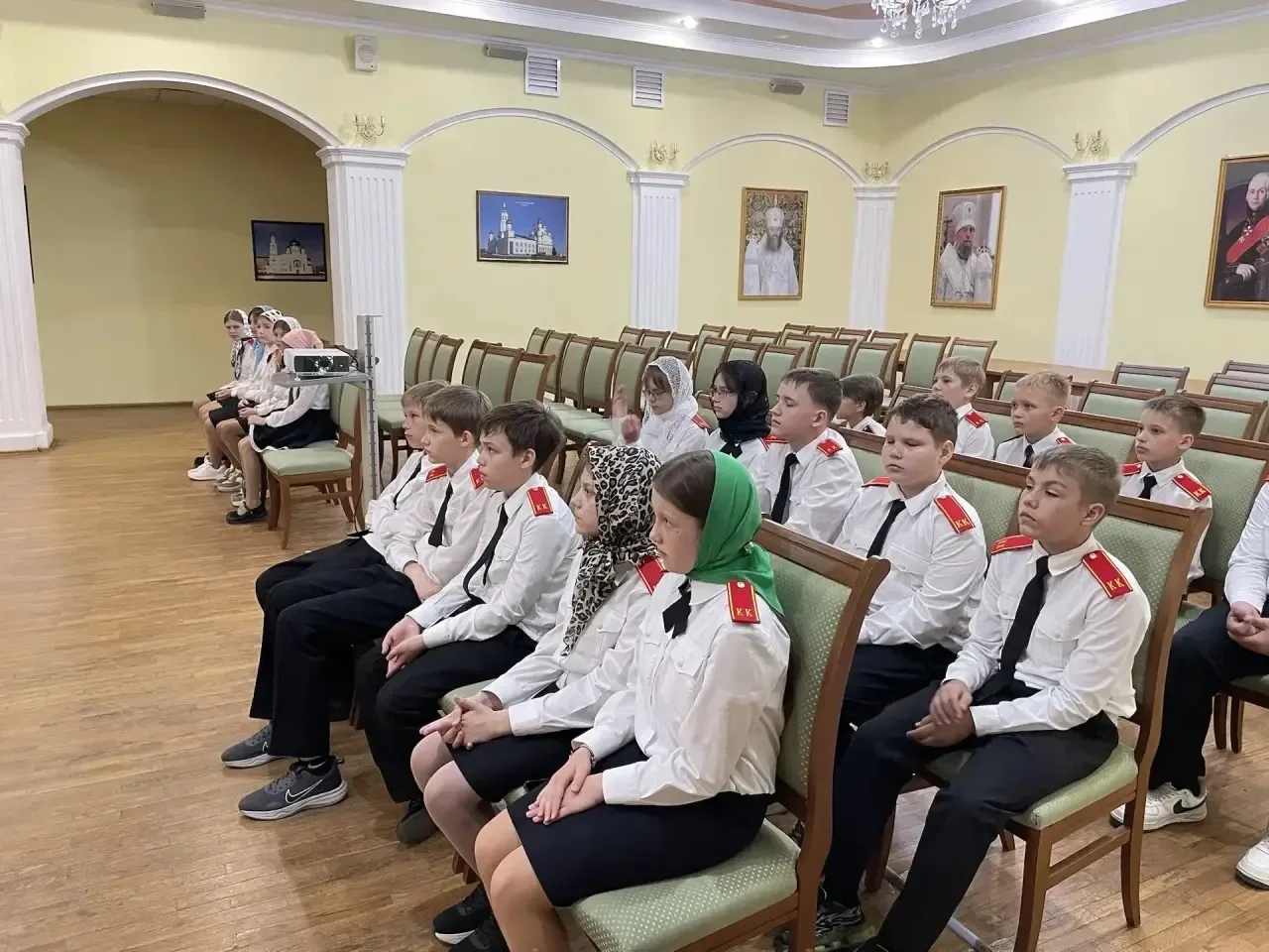 🇷🇺Кадеты 5А класса посетили собор Ушакова. Им провели экскурсию, рассказали историю строительства, д
