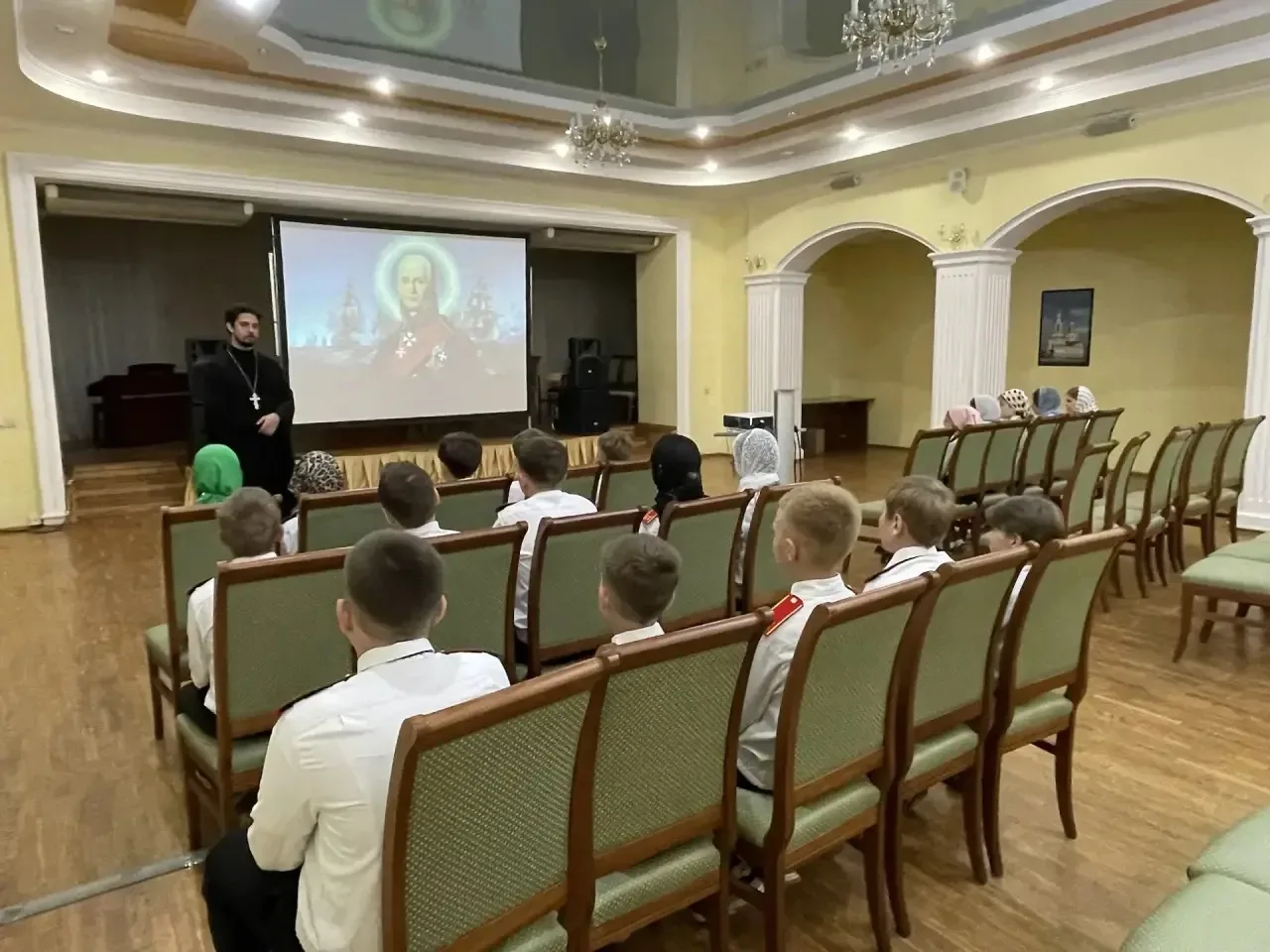 🇷🇺Кадеты 5А класса посетили собор Ушакова. Им провели экскурсию, рассказали историю строительства, д