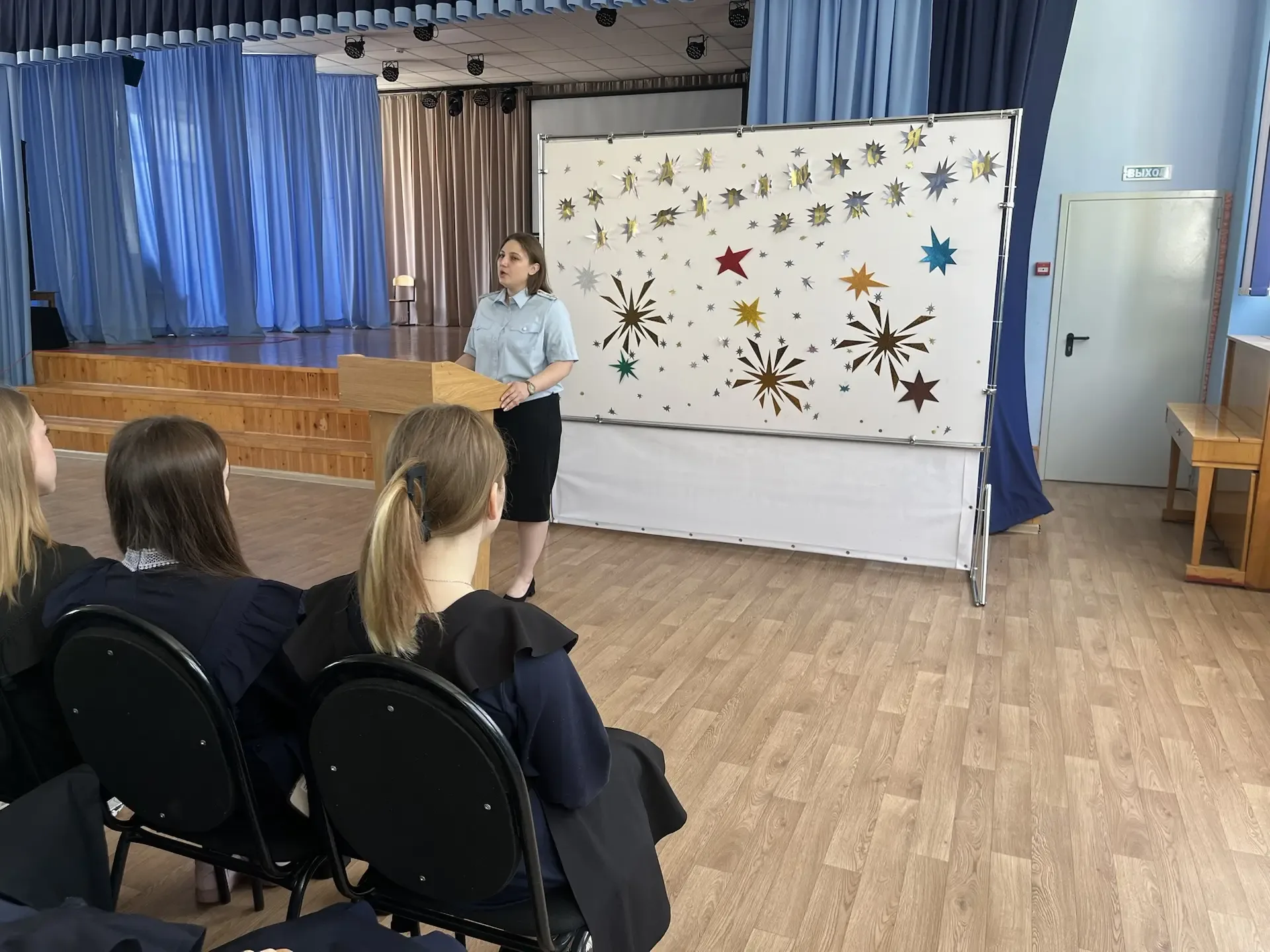 👮 Сегодня в школе — встреча с инспектором полиции!  Капитан Мартынова С. М. (ОДН ОП № 1) рассказала 