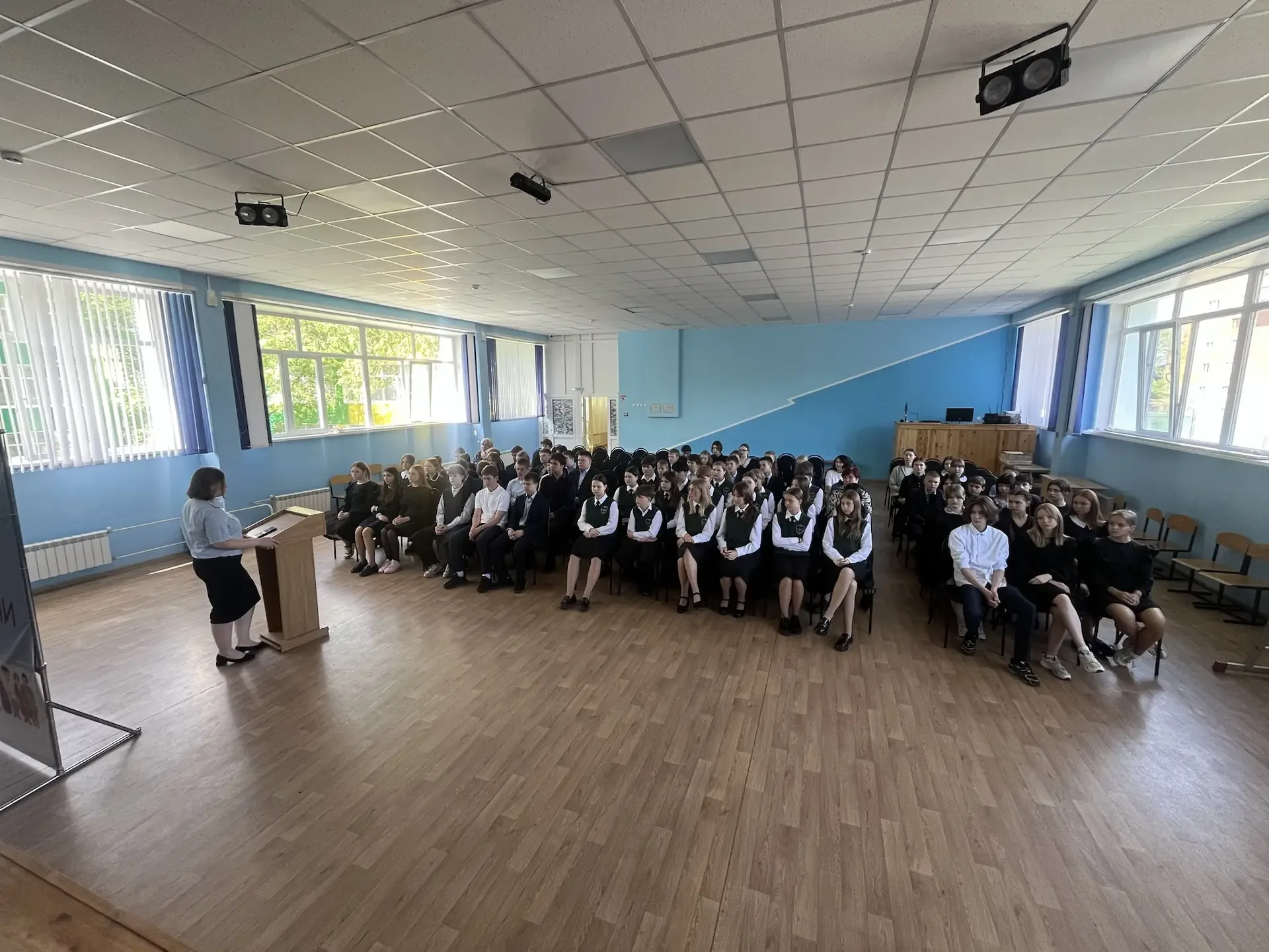 👮 Сегодня в школе — встреча с инспектором полиции!  Капитан Мартынова С. М. (ОДН ОП № 1) рассказала 