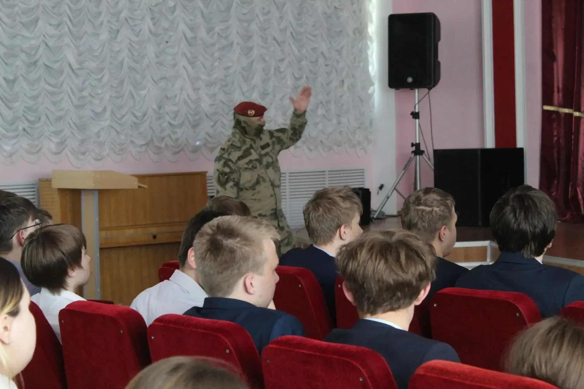 🛡 Безопасность: важный разговор с Росгвардией 🛡  🇷🇺 В лицее прошла встреча обучающихся 8-х классов с