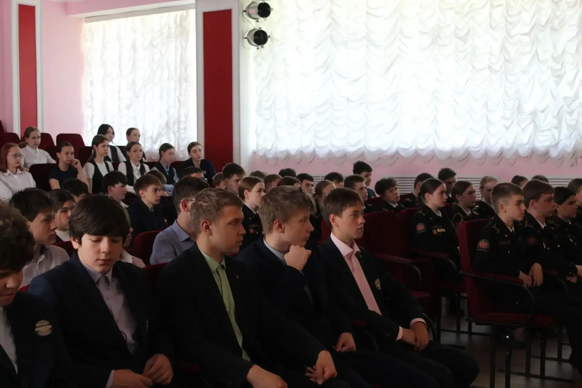 🛡 Безопасность: важный разговор с Росгвардией 🛡  🇷🇺 В лицее прошла встреча обучающихся 8-х классов с