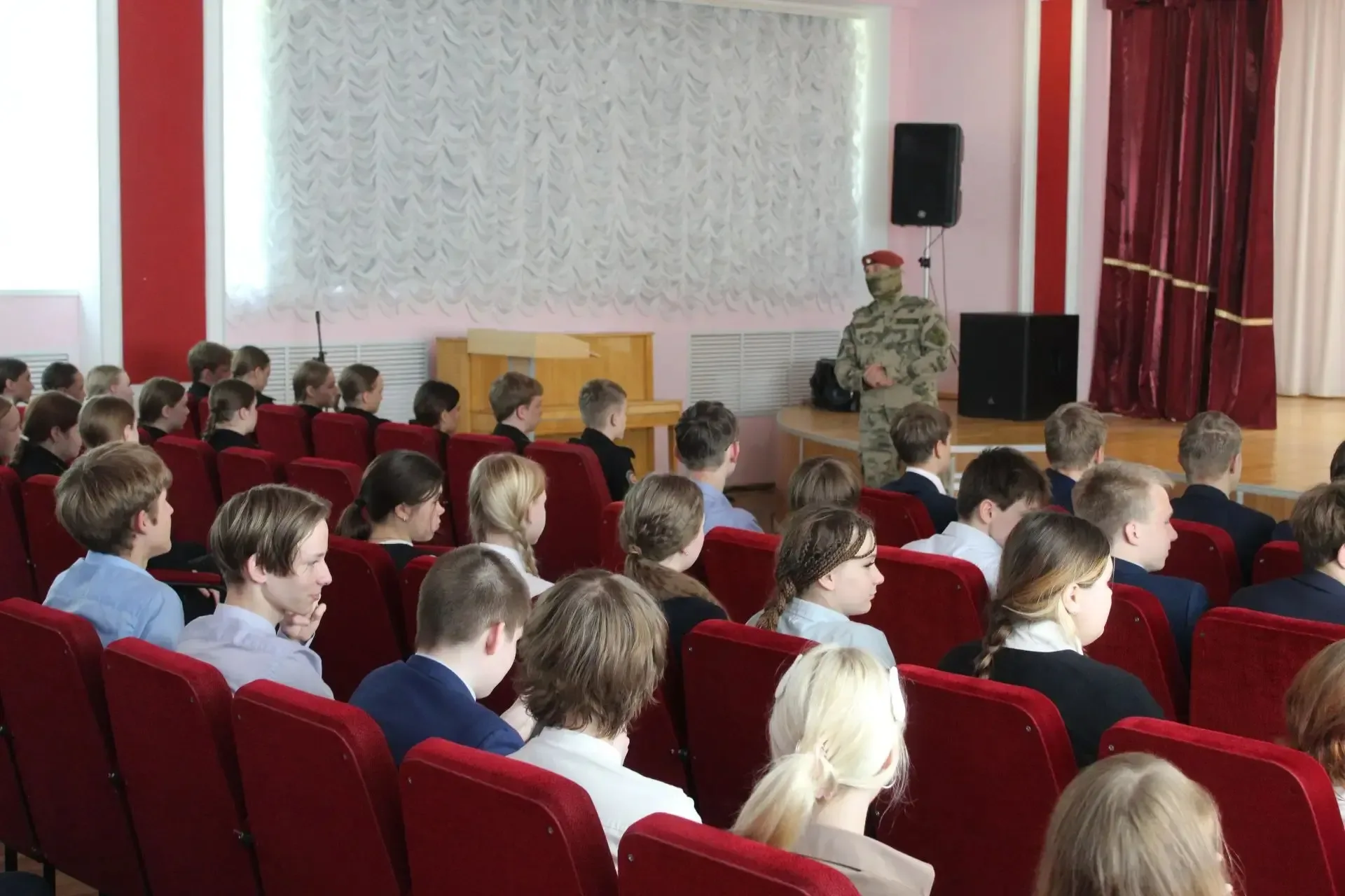 🛡 Безопасность: важный разговор с Росгвардией 🛡  🇷🇺 В лицее прошла встреча обучающихся 8-х классов с