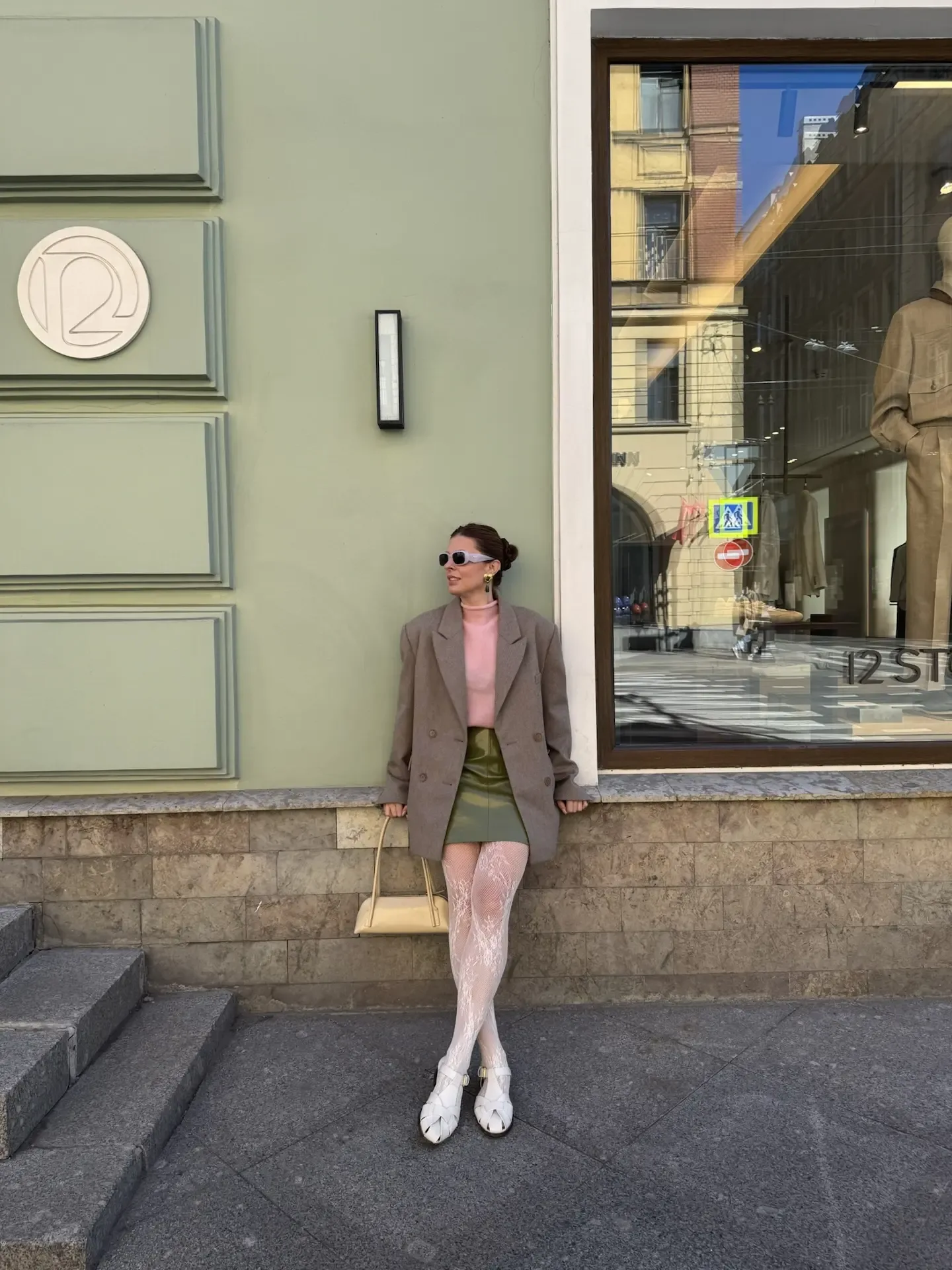 Образ дня 🌸  Пиджак: https://autentiments.com Топ Колготки: https://ozon.ru/t/OLIgzm9 Сумка: https:/