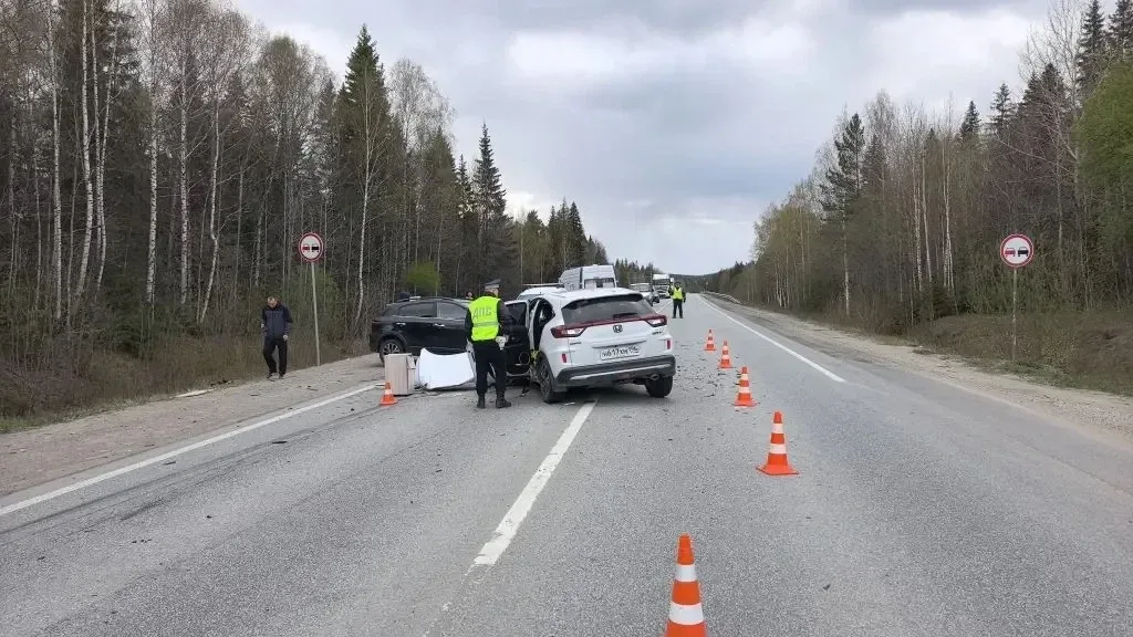 📸 Появились фотографии с места происшествия. Автоинспекторы продолжают работать на месте ДТП.  Госав