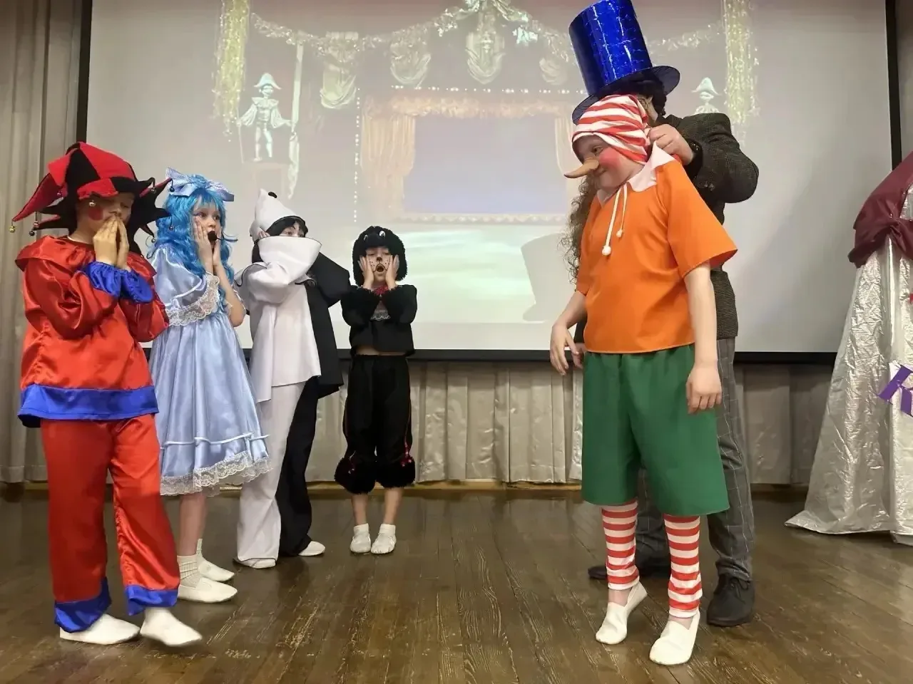 ✨🎭 Занавес опущен, но сердца полны оваций! 🎭✨ Школьная театральная студия закрыла сезон показов спек