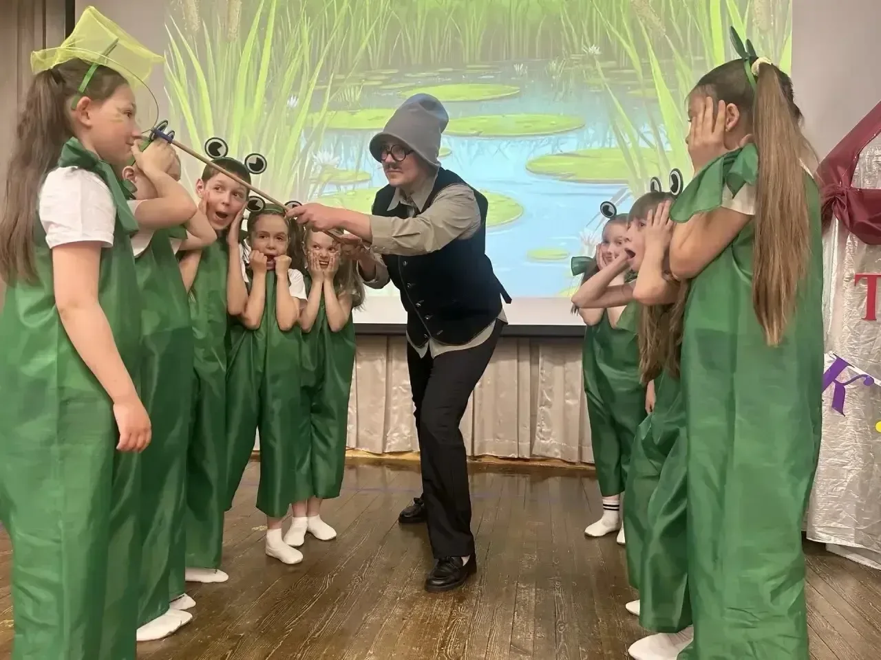 ✨🎭 Занавес опущен, но сердца полны оваций! 🎭✨ Школьная театральная студия закрыла сезон показов спек