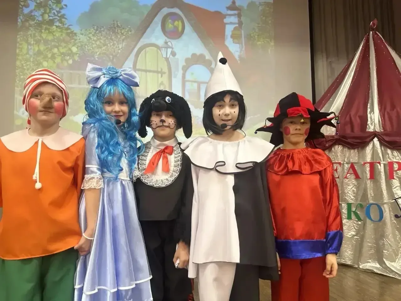 ✨🎭 Занавес опущен, но сердца полны оваций! 🎭✨ Школьная театральная студия закрыла сезон показов спек