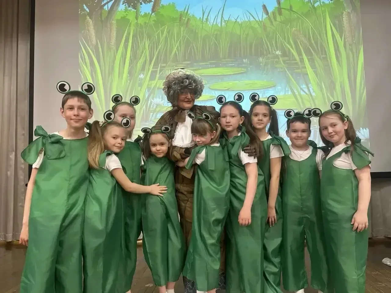 ✨🎭 Занавес опущен, но сердца полны оваций! 🎭✨ Школьная театральная студия закрыла сезон показов спек