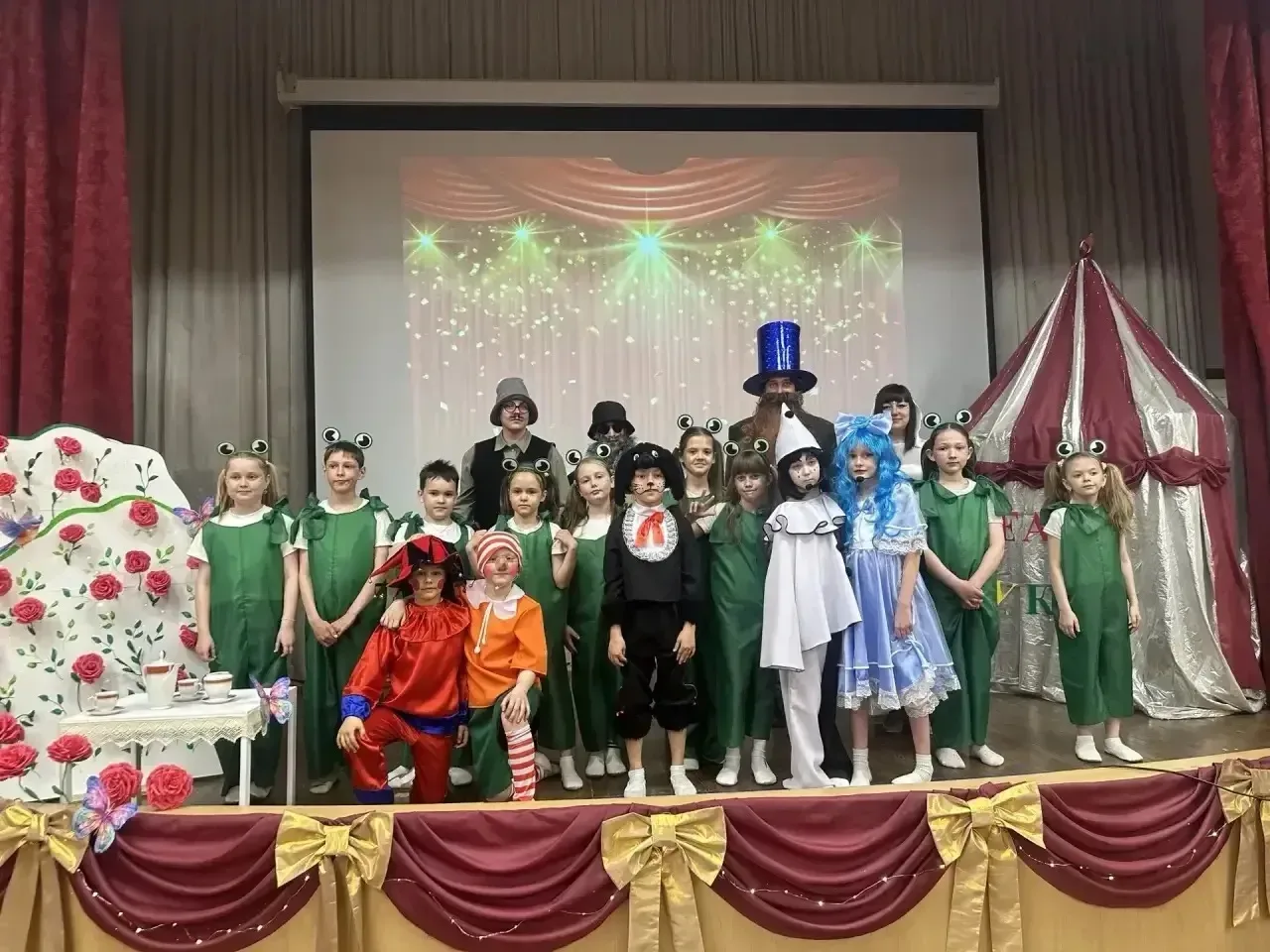 ✨🎭 Занавес опущен, но сердца полны оваций! 🎭✨ Школьная театральная студия закрыла сезон показов спек