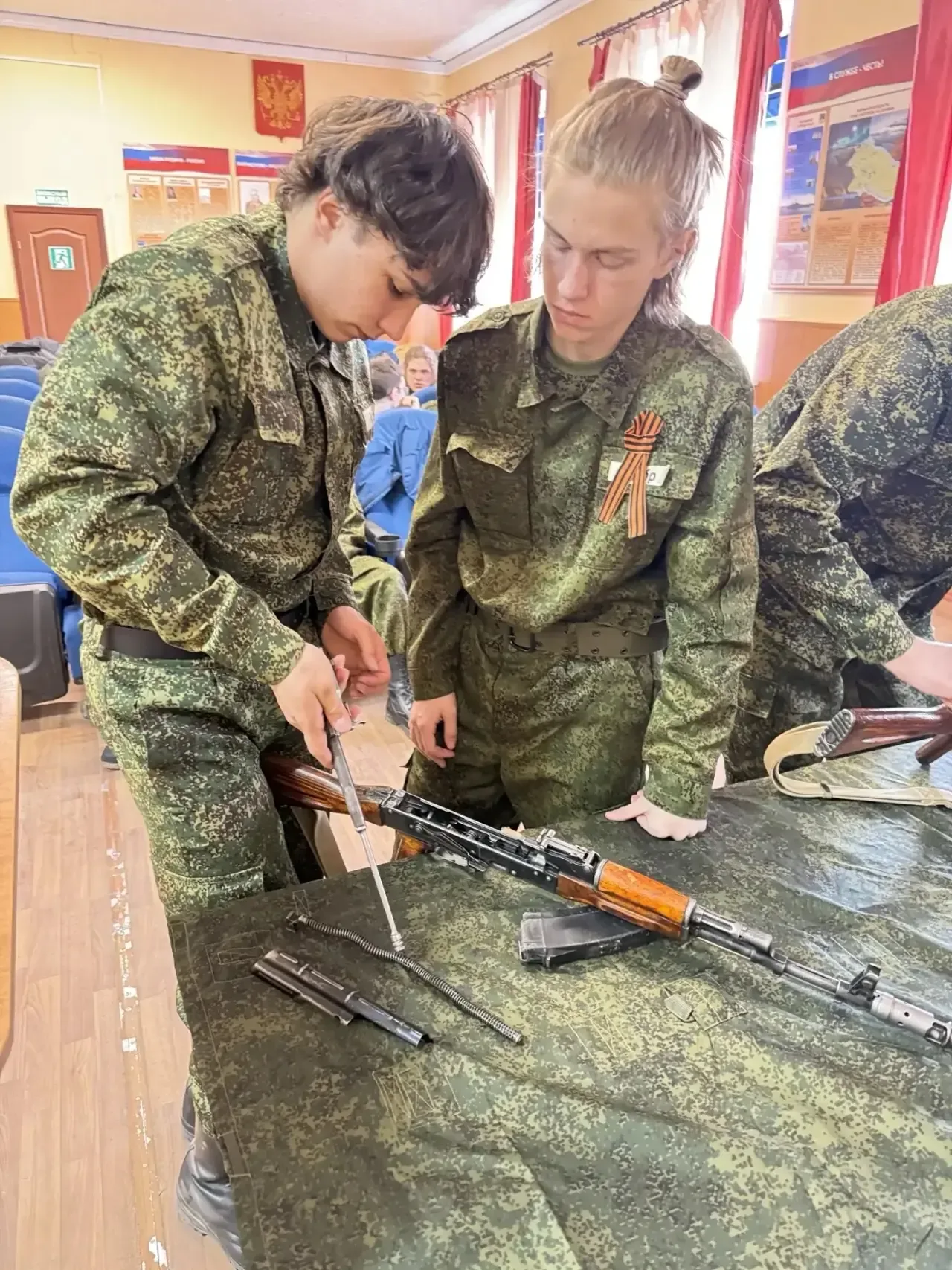 Каждый год ученики 10-х классов российских школ отправляются на военно-полевые учебные сборы. Сборы 