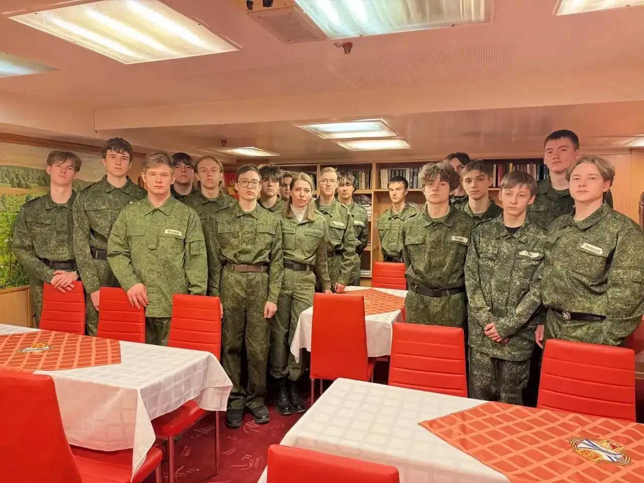 Каждый год ученики 10-х классов российских школ отправляются на военно-полевые учебные сборы. Сборы 